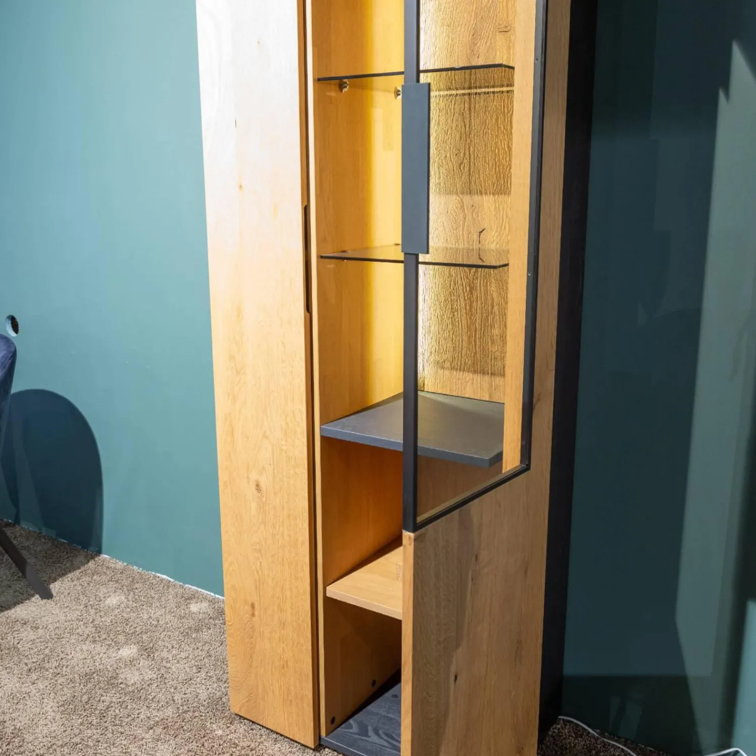 Schöner Wohnen-Kollektion Vitrinen & Highboards|Vitrine Yoris Rechts Front Kerneiche Umato Gebürstet Korpus Eiche Anthrazit Mit Beleuchtung