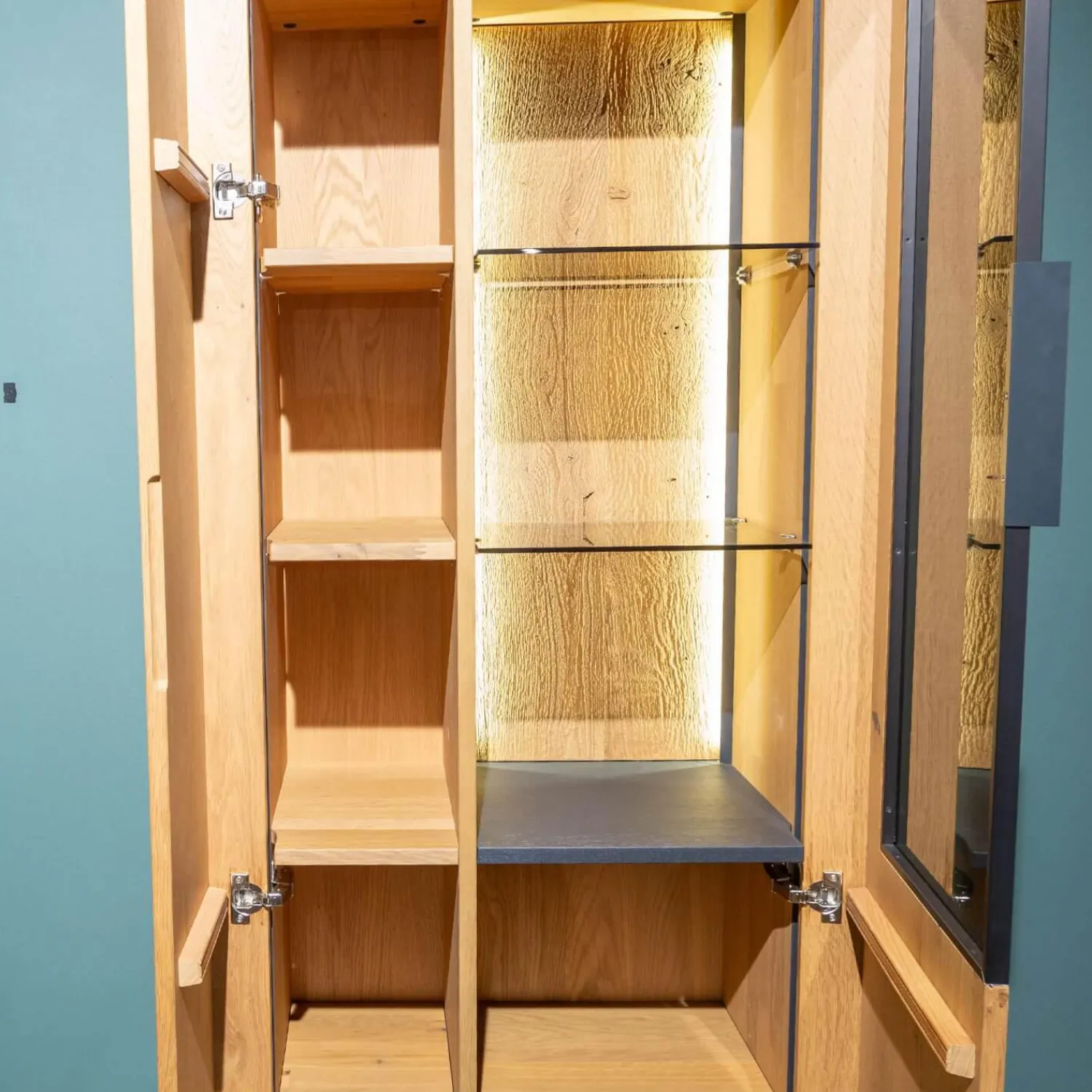 Schöner Wohnen-Kollektion Vitrinen & Highboards|Vitrine Yoris Rechts Front Kerneiche Umato Gebürstet Korpus Eiche Anthrazit Mit Beleuchtung