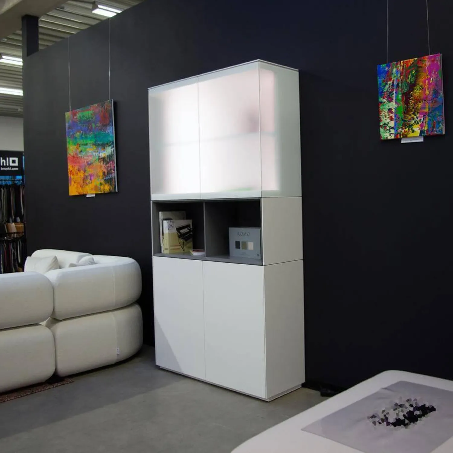 Kettnaker Vitrinen & Highboards|Vitrinenschrank Soma Lack Matt Weiß Und Vulkangrau Grau Matt Weißglas Satiniert Matt Mit Beleuchtung