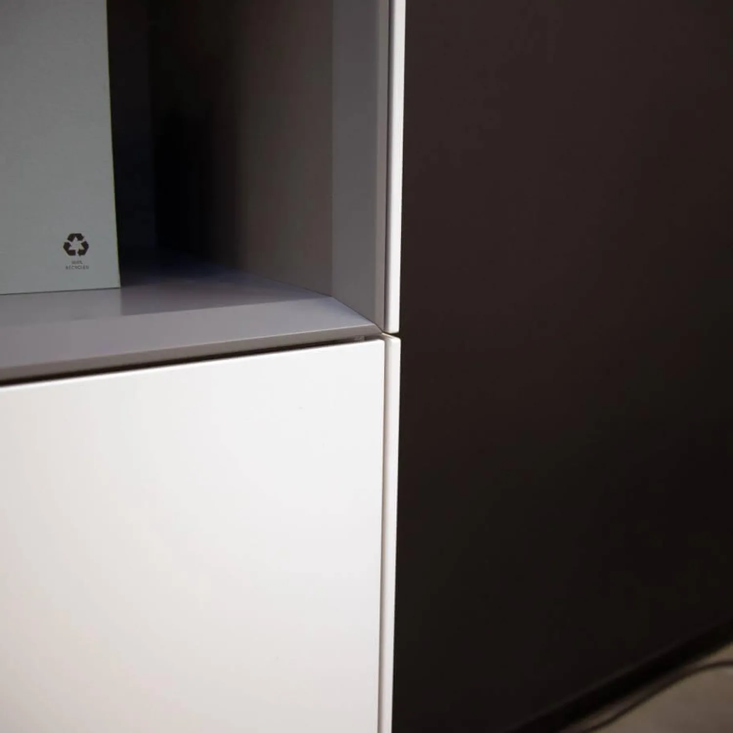 Kettnaker Vitrinen & Highboards|Vitrinenschrank Soma Lack Matt Weiß Und Vulkangrau Grau Matt Weißglas Satiniert Matt Mit Beleuchtung