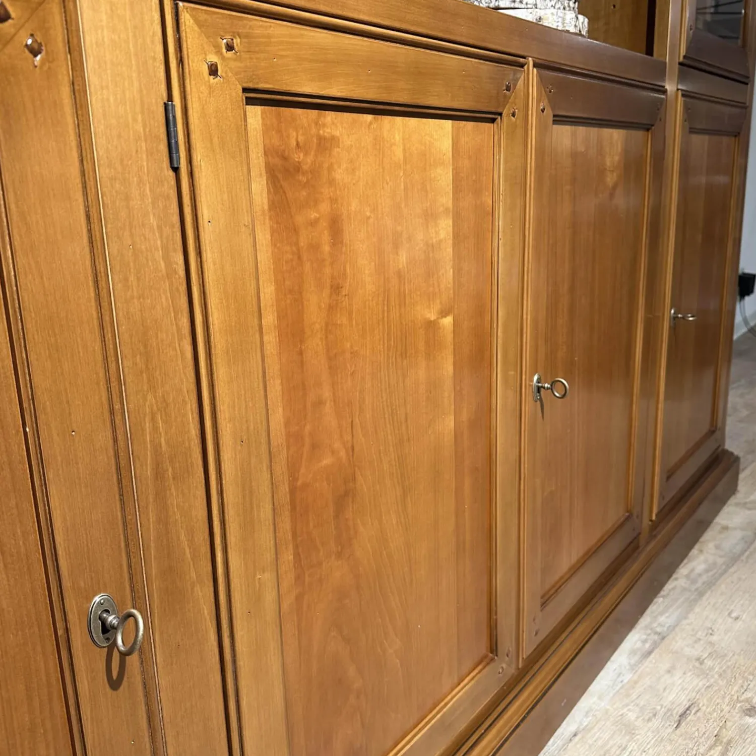 Zanchettin Vitrinen & Highboards|Vitrinie Kings College Vollholz Nussbaum Z 48 Kornfarbig Gewischt Beschläge Florence Bronziert