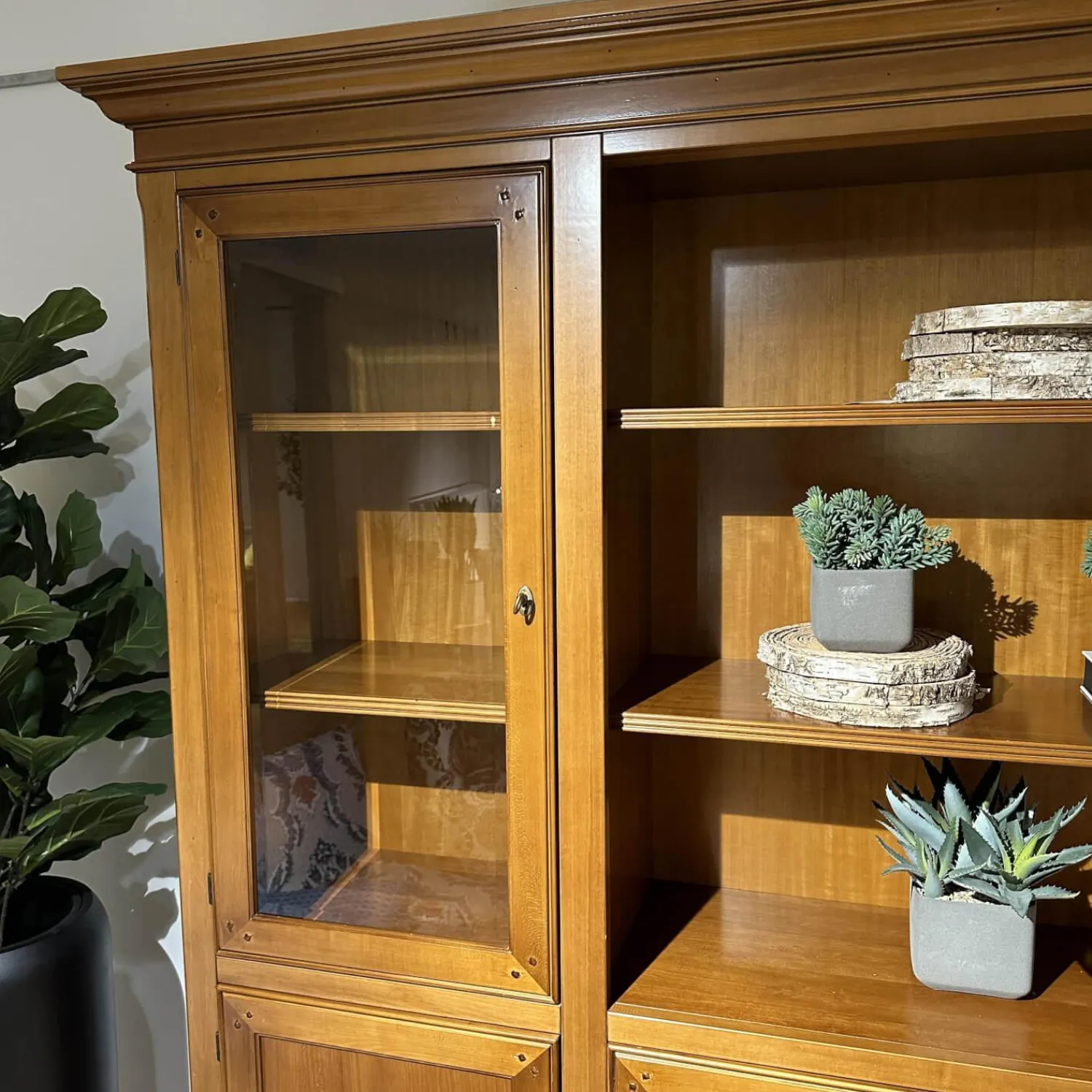 Zanchettin Vitrinen & Highboards|Vitrinie Kings College Vollholz Nussbaum Z 48 Kornfarbig Gewischt Beschläge Florence Bronziert