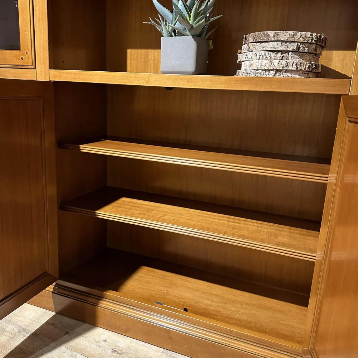 Zanchettin Vitrinen & Highboards|Vitrinie Kings College Vollholz Nussbaum Z 48 Kornfarbig Gewischt Beschläge Florence Bronziert