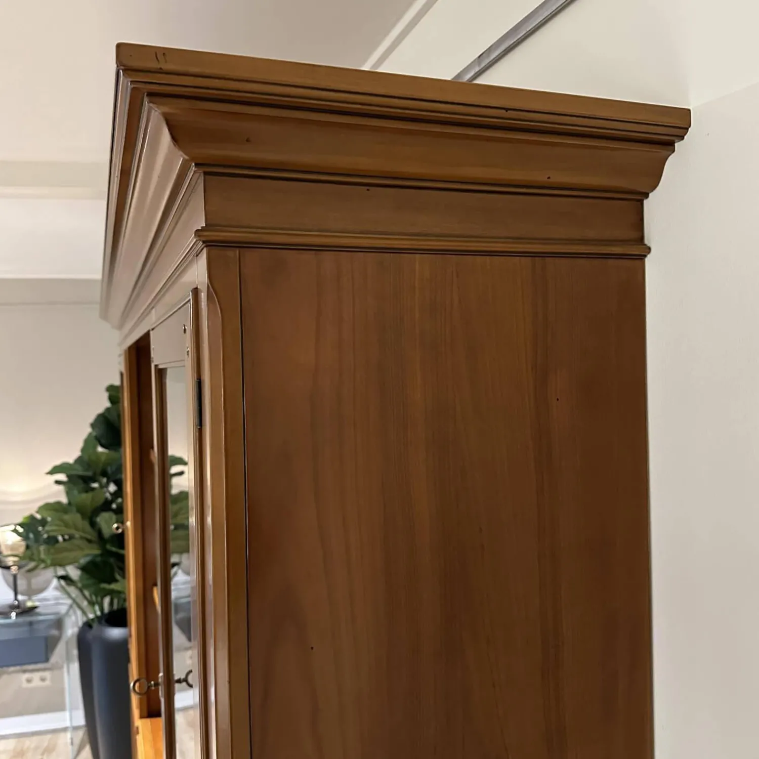 Zanchettin Vitrinen & Highboards|Vitrinie Kings College Vollholz Nussbaum Z 48 Kornfarbig Gewischt Beschläge Florence Bronziert