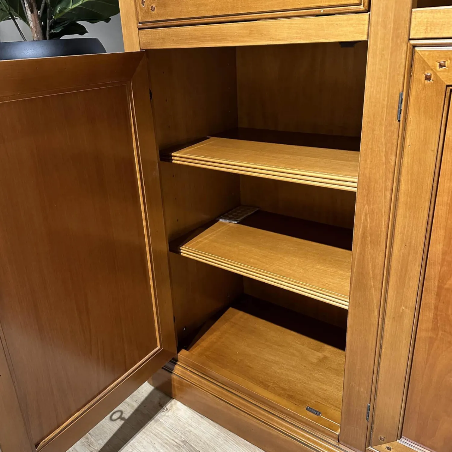 Zanchettin Vitrinen & Highboards|Vitrinie Kings College Vollholz Nussbaum Z 48 Kornfarbig Gewischt Beschläge Florence Bronziert