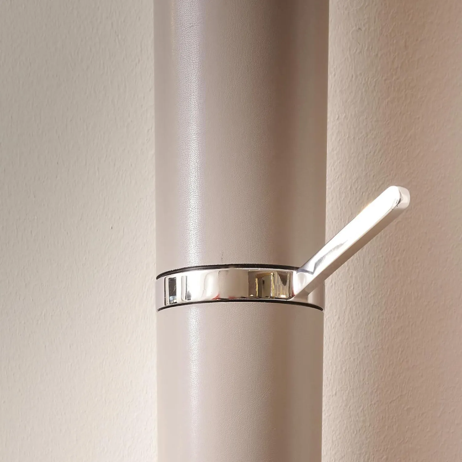 YOMEI Garderoben|Wandgarderobe Tube Akzente Leder Taupe 07 Braun Gestell Edelstahl Poliert