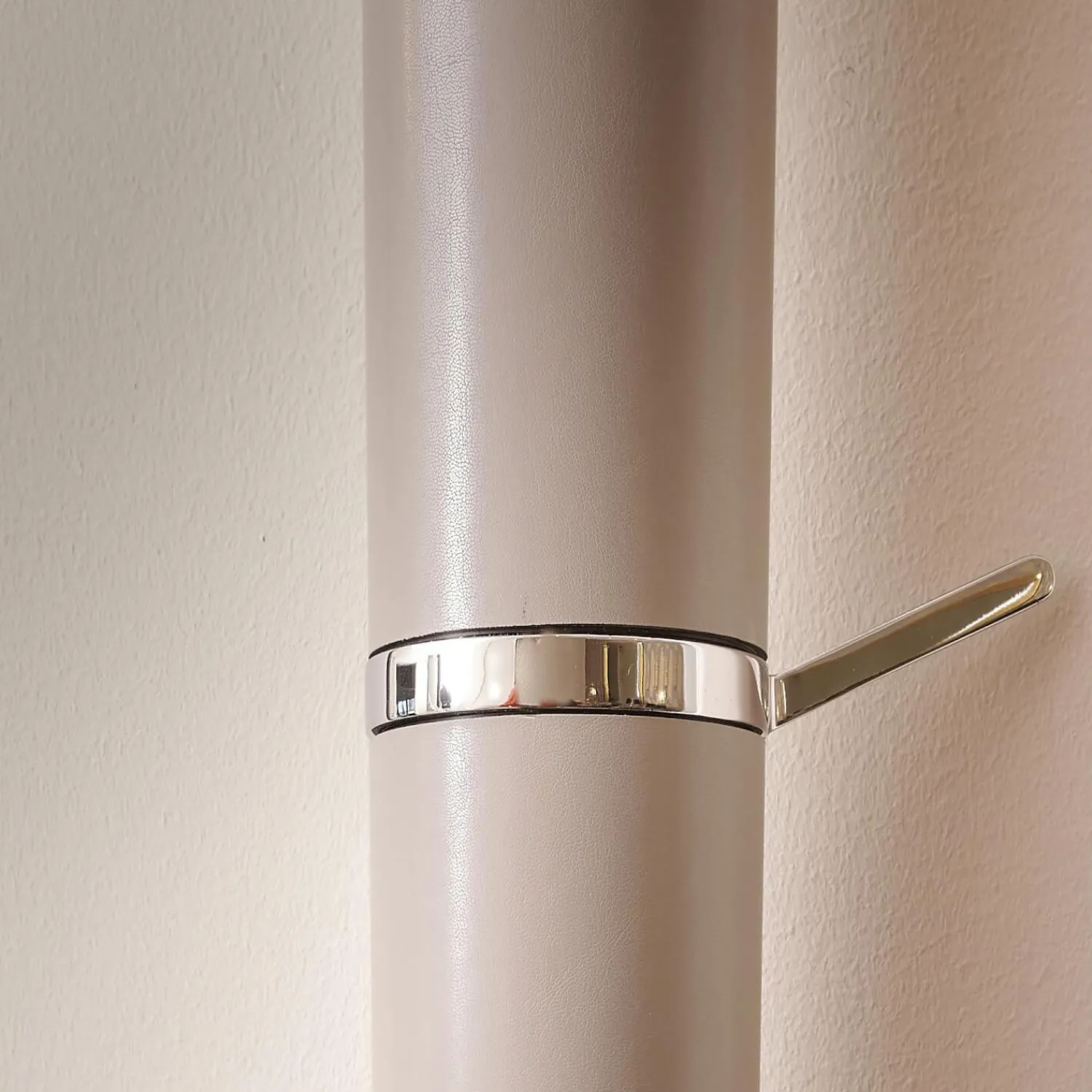 YOMEI Garderoben|Wandgarderobe Tube Akzente Leder Taupe 07 Braun Gestell Edelstahl Poliert