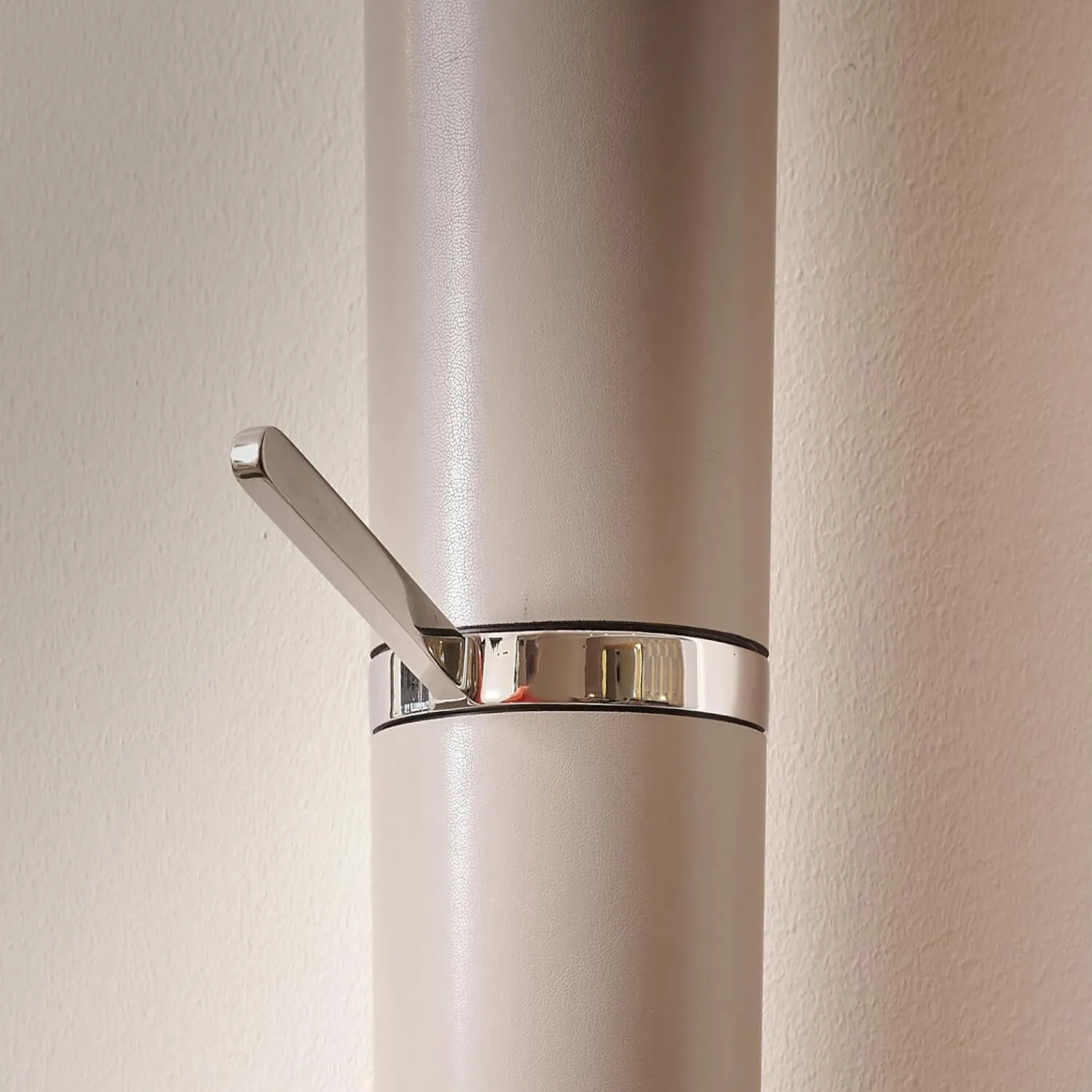 YOMEI Garderoben|Wandgarderobe Tube Akzente Leder Taupe 07 Braun Gestell Edelstahl Poliert