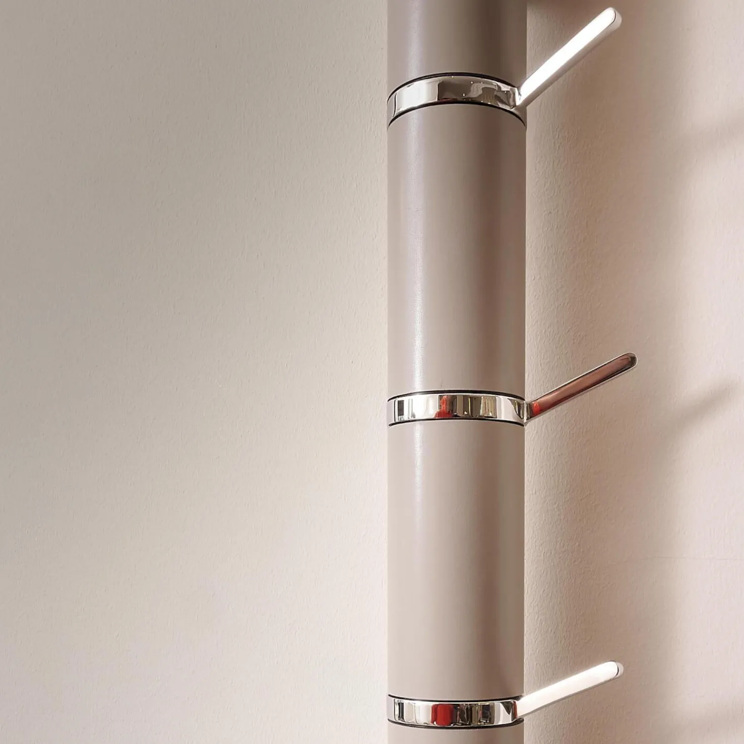 YOMEI Garderoben|Wandgarderobe Tube Akzente Leder Taupe 07 Braun Gestell Edelstahl Poliert