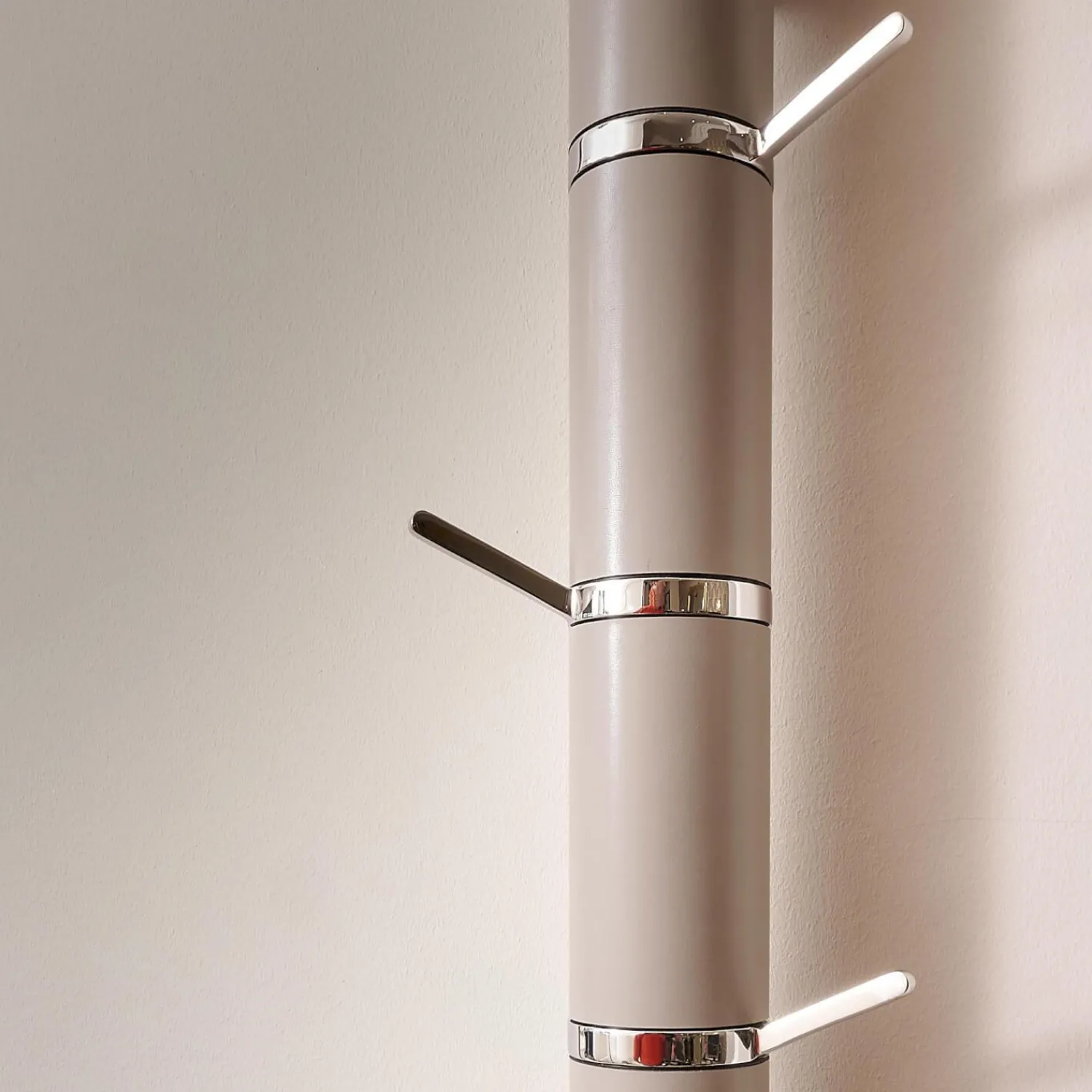 YOMEI Garderoben|Wandgarderobe Tube Akzente Leder Taupe 07 Braun Gestell Edelstahl Poliert