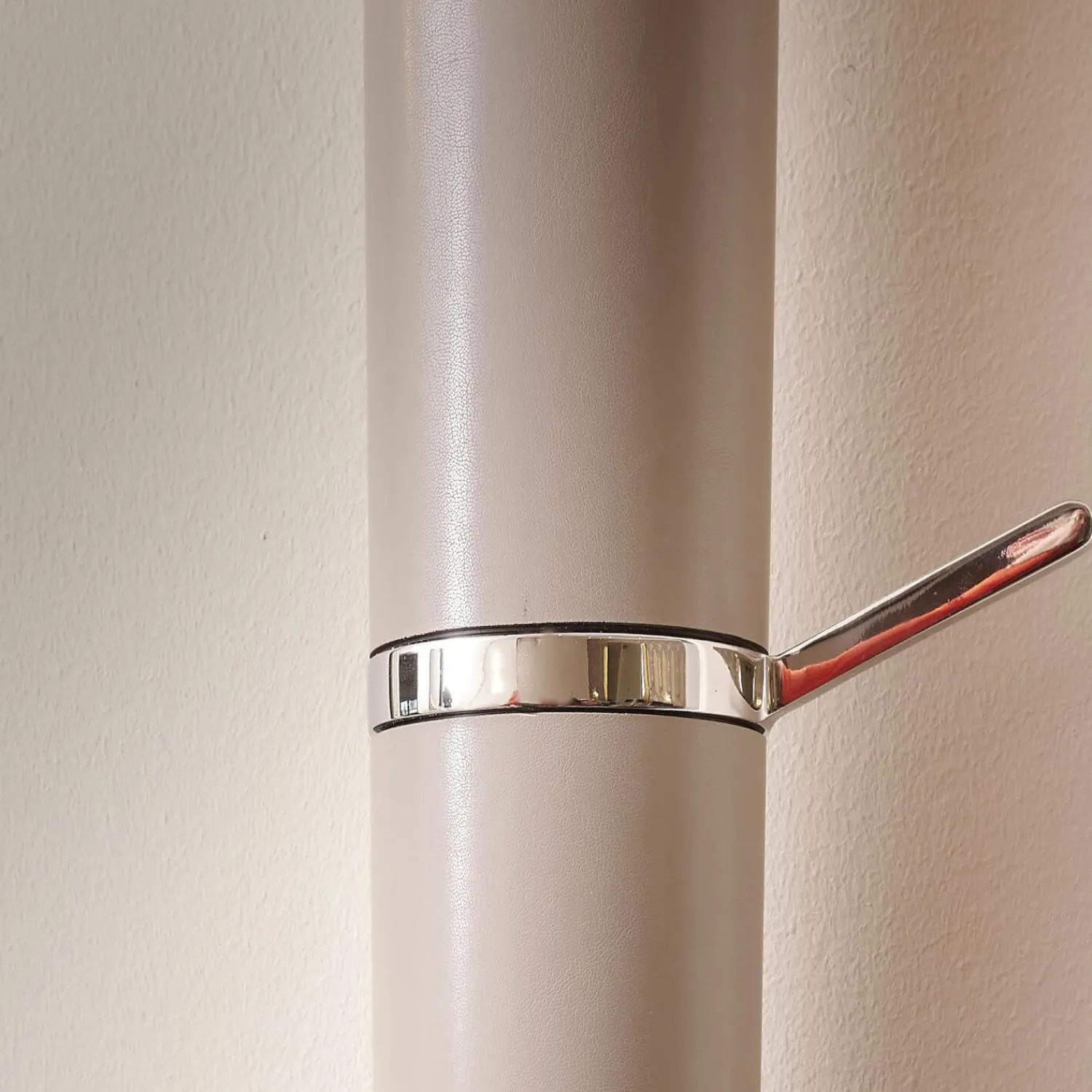 YOMEI Garderoben|Wandgarderobe Tube Akzente Leder Taupe 07 Braun Gestell Edelstahl Poliert