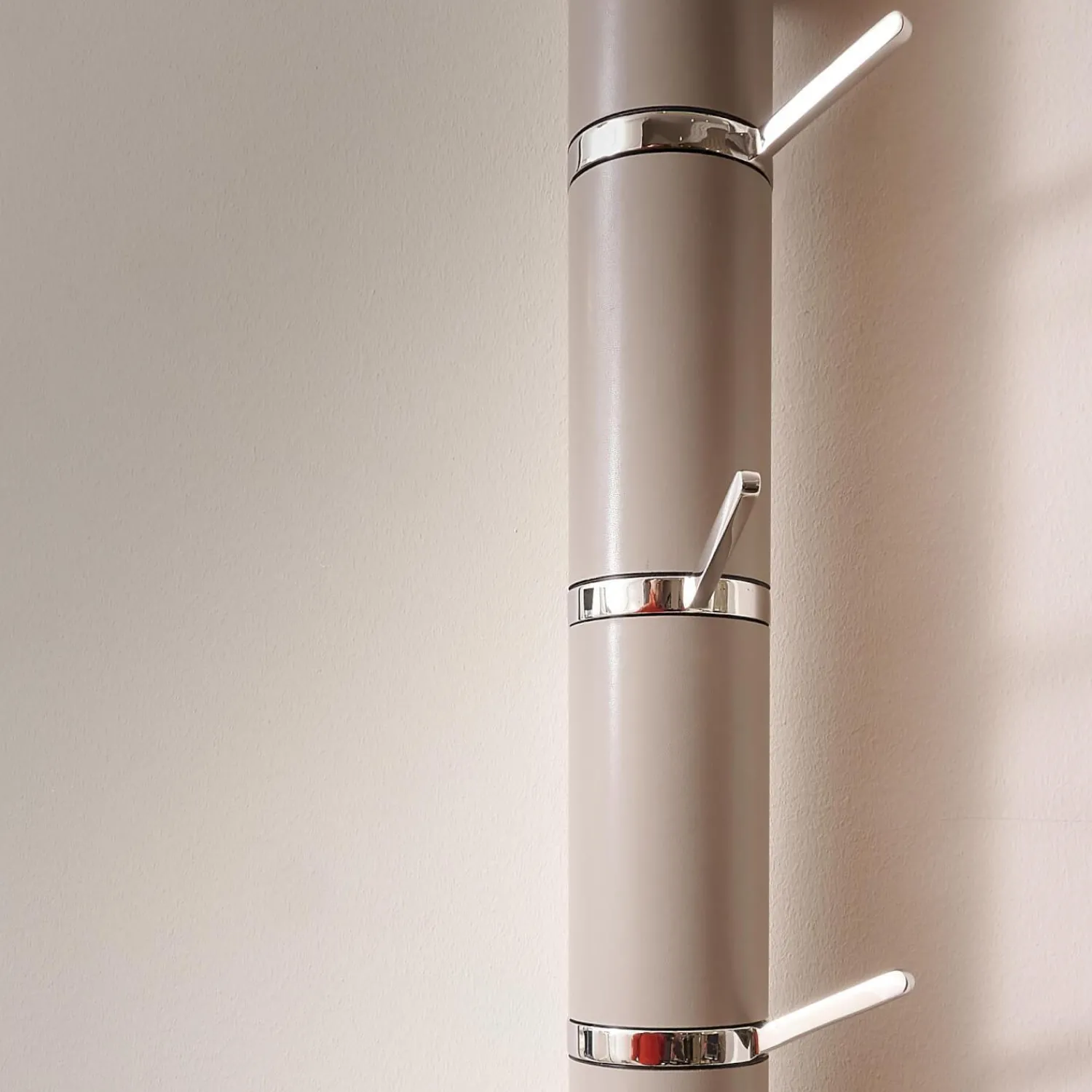 YOMEI Garderoben|Wandgarderobe Tube Akzente Leder Taupe 07 Braun Gestell Edelstahl Poliert