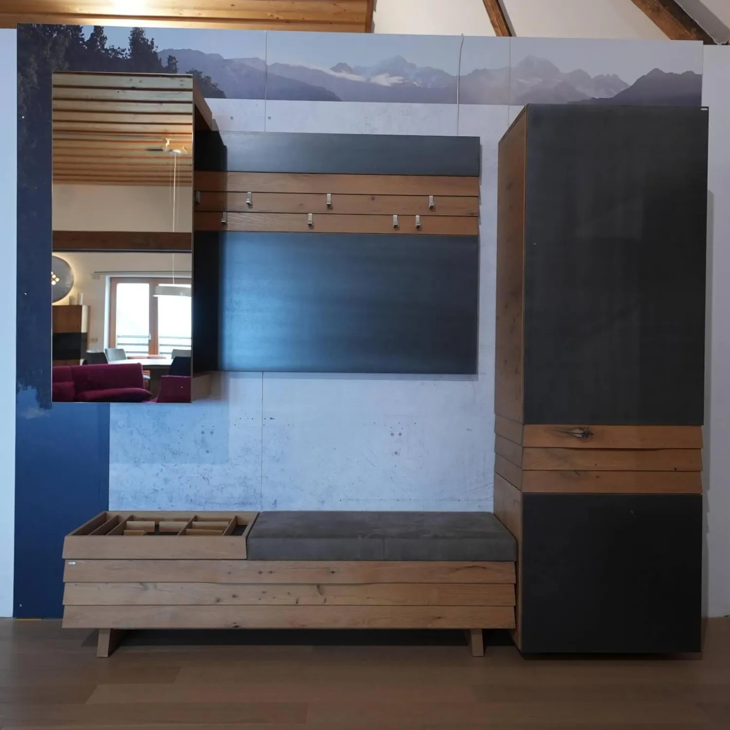 Voglauer Garderoben|Wandgarderobe V Orango In Wildeiche Rustiko Mit Gepolsterter Klappbarer Bank 5 Mit Vorsatzspiegel Und Einem Dielenschrank