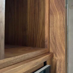 Riva1920 Vitrinen & Highboards|Weinkofferschrank Cambusa Nussbaum Massiv Front Rauchglas Rahmen Eisen Mit LED Beleuchtung