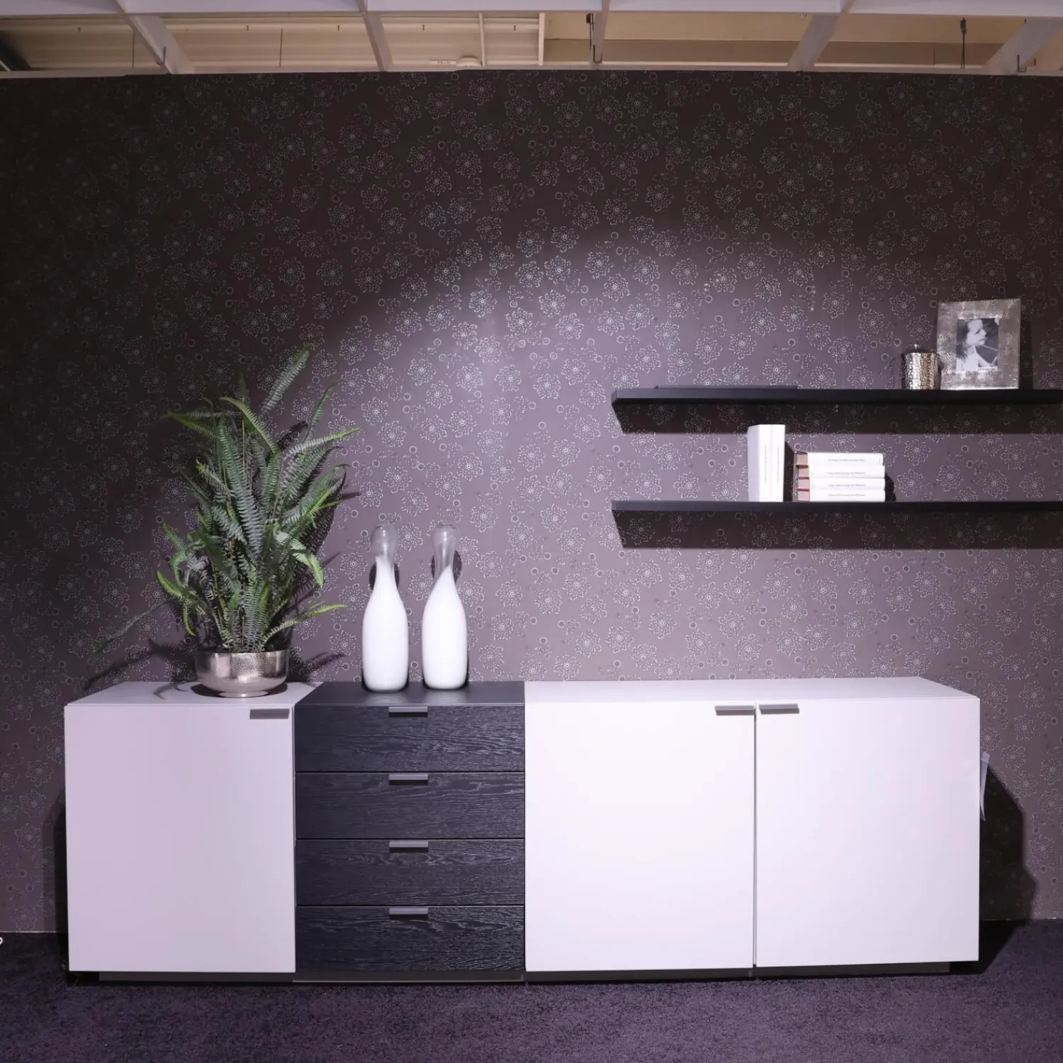 Global Wohnwände & Tv-Lowboards|Wohnkombination 4450 Vorschlag 8185 Lack Platingrau Griffe Titangrau Regalböden Eiche Schwarz Echtholzfurniert