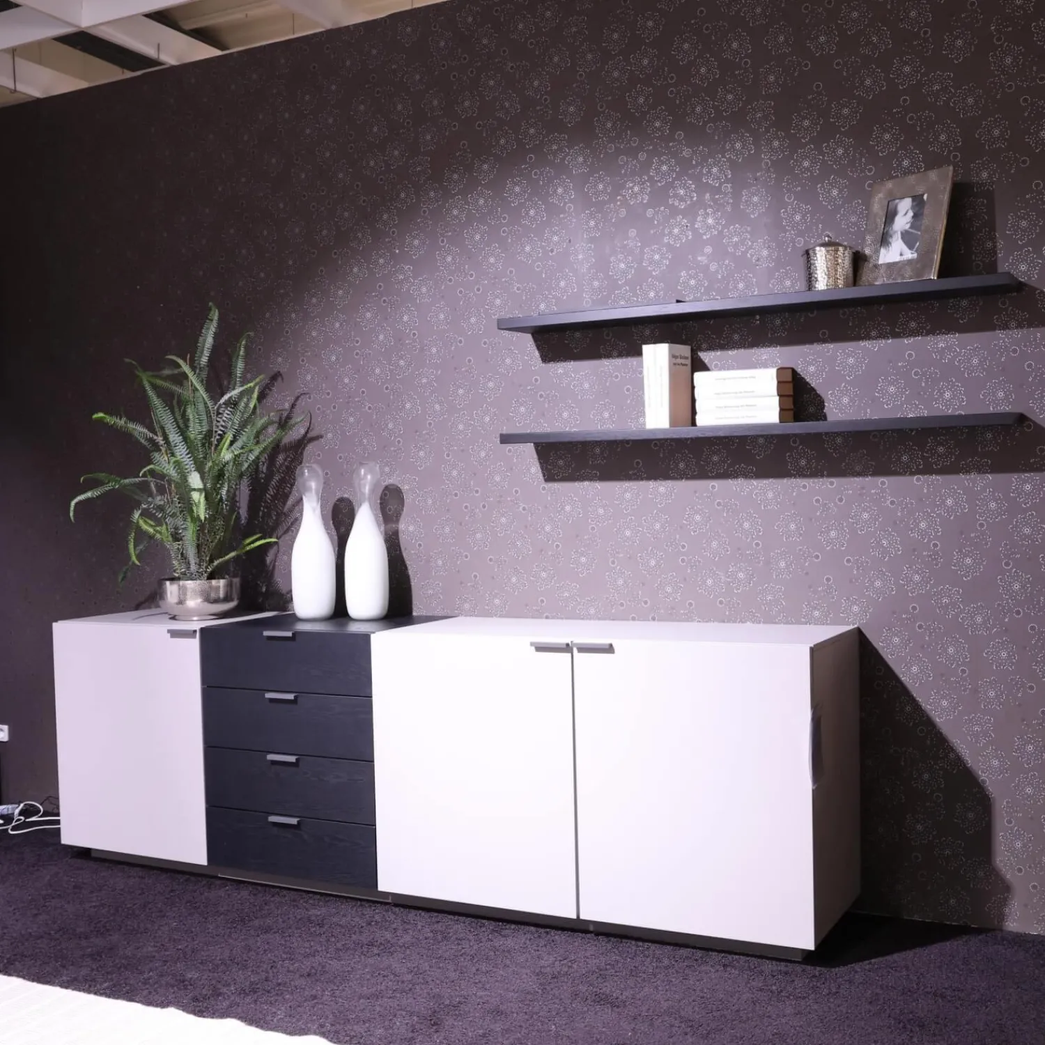 Global Wohnwände & Tv-Lowboards|Wohnkombination 4450 Vorschlag 8185 Lack Platingrau Griffe Titangrau Regalböden Eiche Schwarz Echtholzfurniert