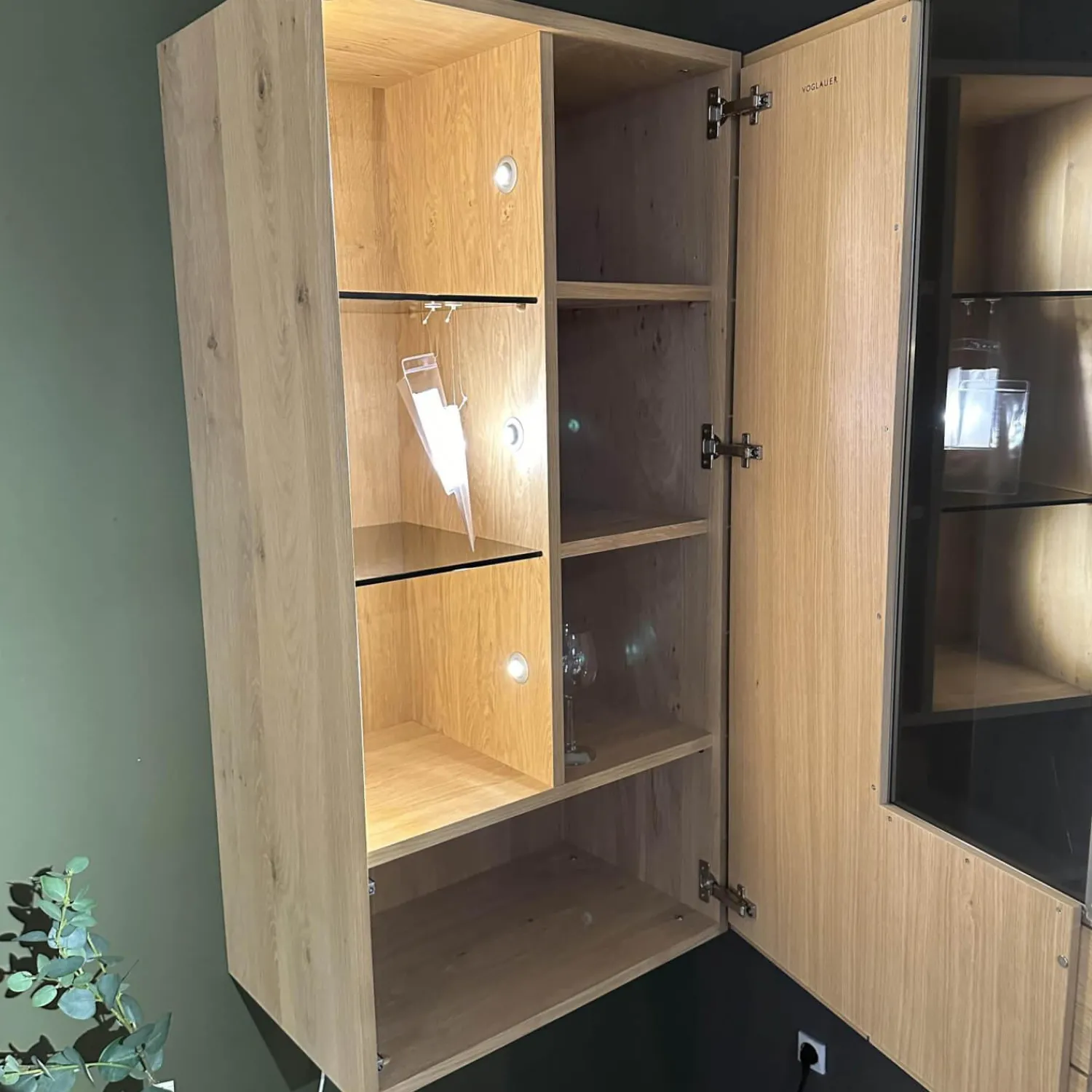 Voglauer Wohnwände & Tv-Lowboards|Wohnkombination Vmontanara Wildeiche Geölt Akzent Glas Optiwhite Weiß Mit Beleuchtung