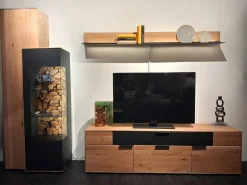 Wöstmann Wohnwände & Tv-Lowboards|Wohnkombination WM 2140 Wildeiche Massiv Soft Gebürstet Metallteile Carbonfarbig Anthrazit Strukturgepulvert