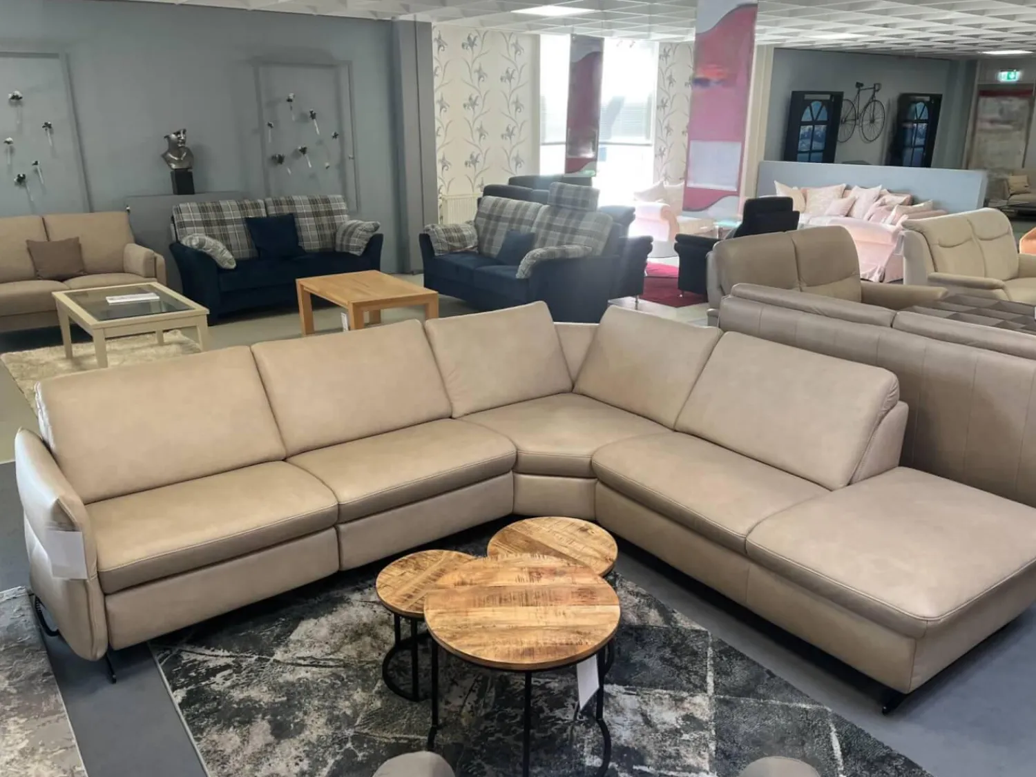 Polsteria Wohnlandschaften|Wohnlandschaft Amalfi Leder Evita Ecru Beige Grau Füße Metallkufe Schwarz Lackiert Mit Elektrische Relaxverstellung