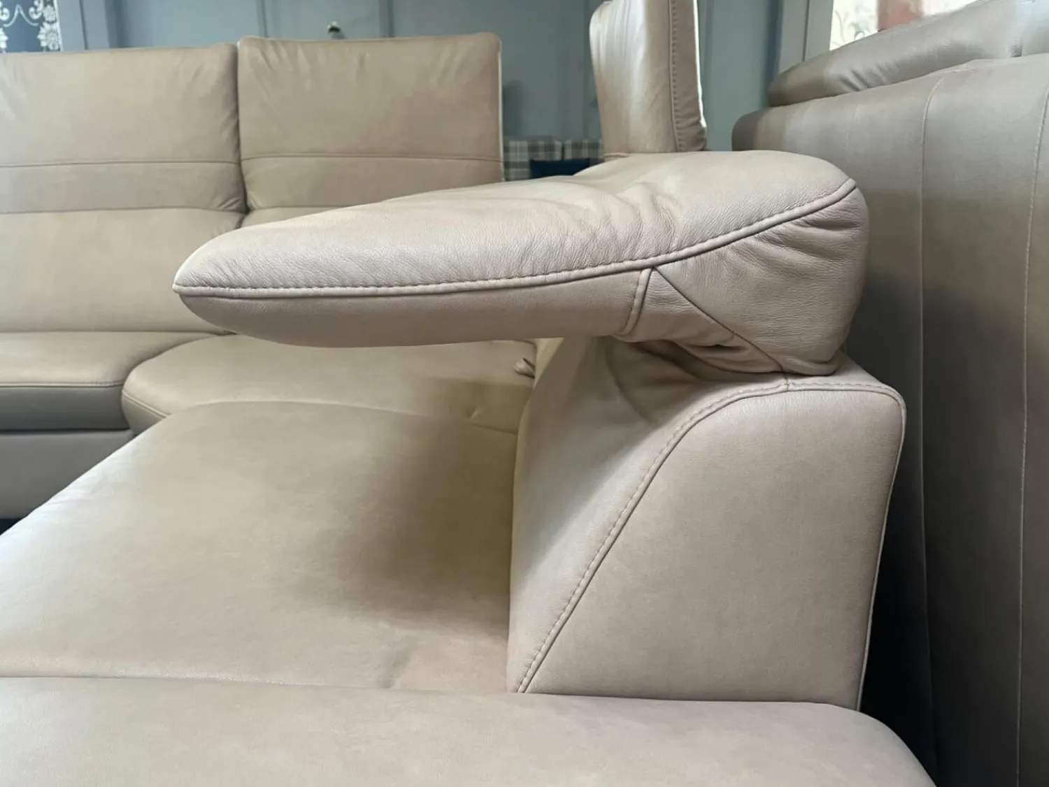 Polsteria Wohnlandschaften|Wohnlandschaft Amalfi Leder Evita Ecru Beige Grau Füße Metallkufe Schwarz Lackiert Mit Elektrische Relaxverstellung