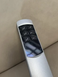 Polsteria Wohnlandschaften|Wohnlandschaft Amalfi Leder Evita Ecru Beige Grau Füße Metallkufe Schwarz Lackiert Mit Elektrische Relaxverstellung