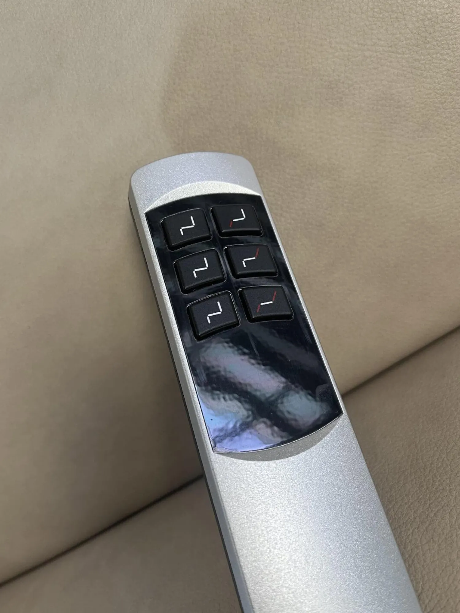 Polsteria Wohnlandschaften|Wohnlandschaft Amalfi Leder Evita Ecru Beige Grau Füße Metallkufe Schwarz Lackiert Mit Elektrische Relaxverstellung