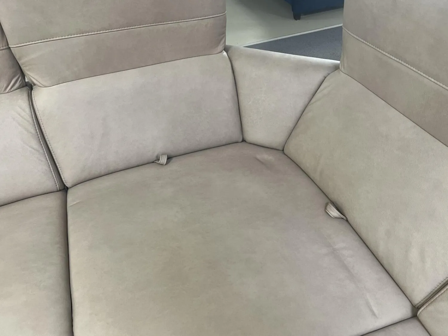 Polsteria Wohnlandschaften|Wohnlandschaft Amalfi Leder Evita Ecru Beige Grau Füße Metallkufe Schwarz Lackiert Mit Elektrische Relaxverstellung