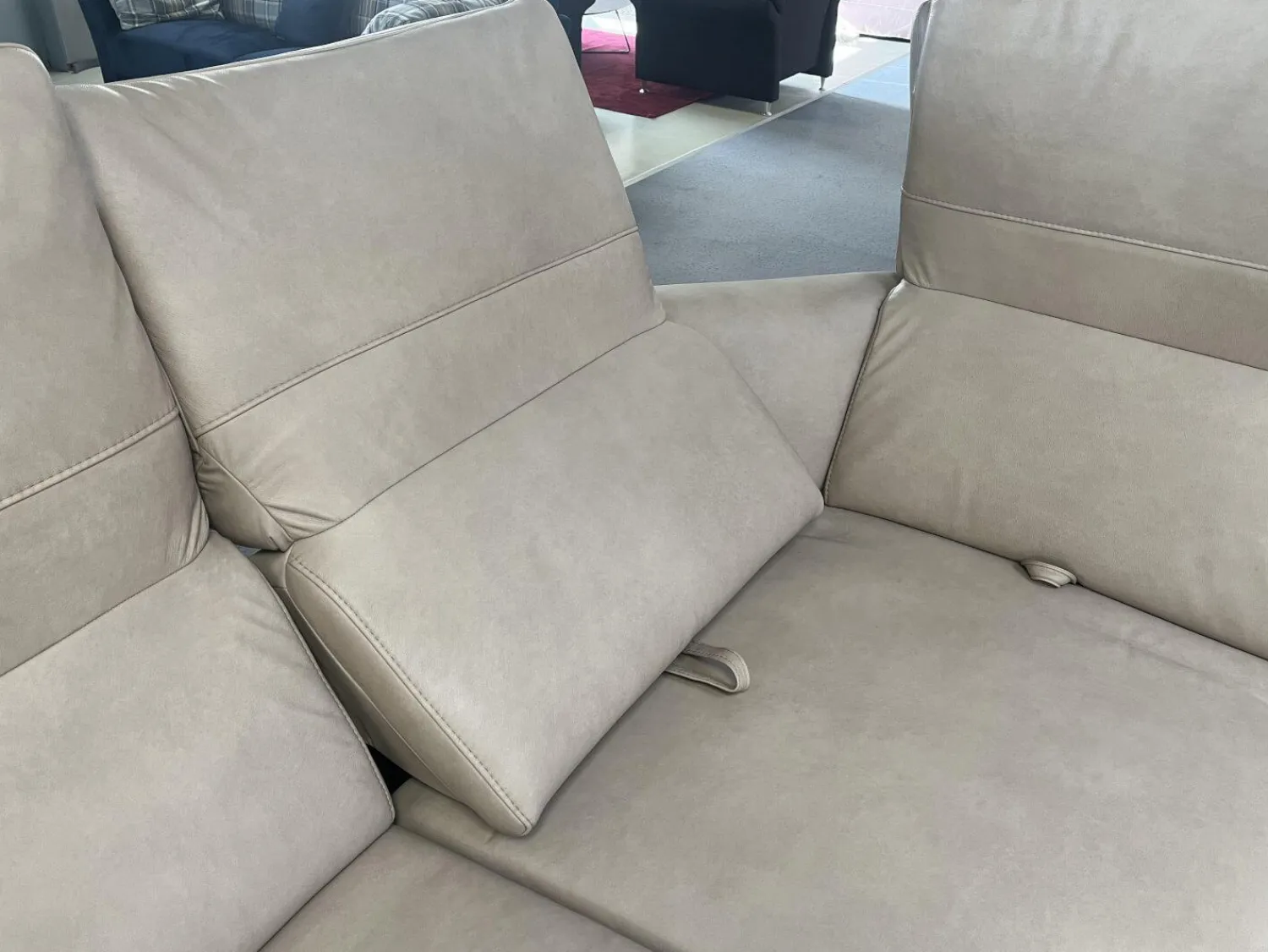 Polsteria Wohnlandschaften|Wohnlandschaft Amalfi Leder Evita Ecru Beige Grau Füße Metallkufe Schwarz Lackiert Mit Elektrische Relaxverstellung