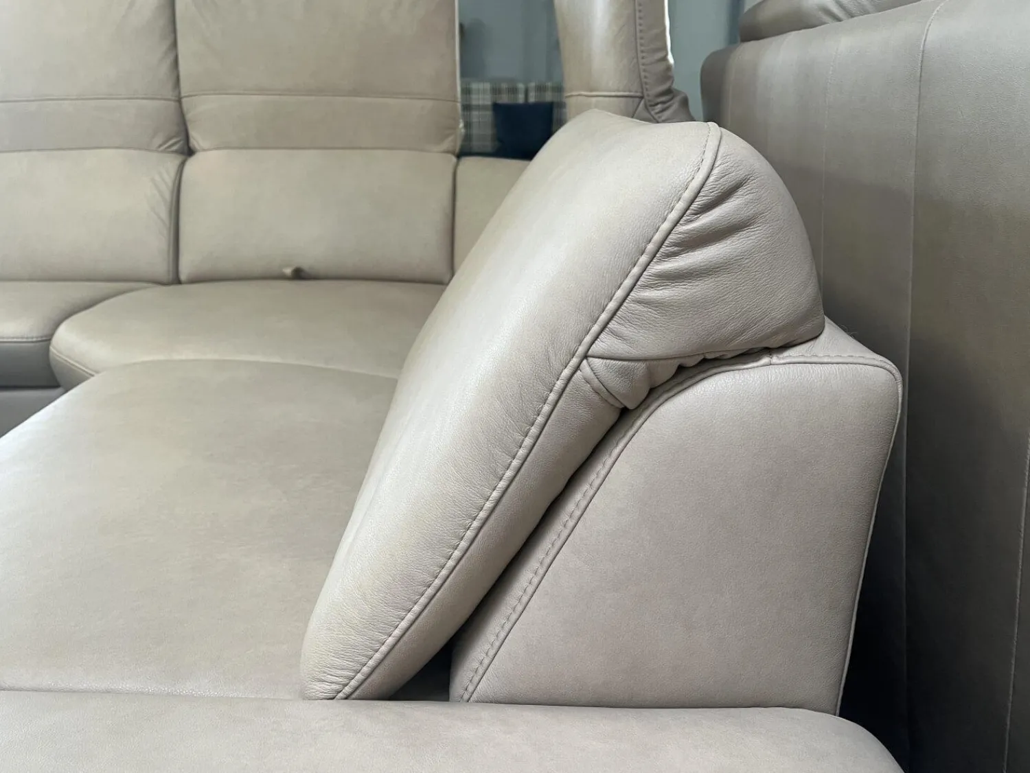 Polsteria Wohnlandschaften|Wohnlandschaft Amalfi Leder Evita Ecru Beige Grau Füße Metallkufe Schwarz Lackiert Mit Elektrische Relaxverstellung