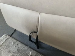 Polsteria Wohnlandschaften|Wohnlandschaft Amalfi Leder Evita Ecru Beige Grau Füße Metallkufe Schwarz Lackiert Mit Elektrische Relaxverstellung