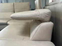 Polsteria Wohnlandschaften|Wohnlandschaft Amalfi Leder Evita Ecru Beige Grau Füße Metallkufe Schwarz Lackiert Mit Elektrische Relaxverstellung