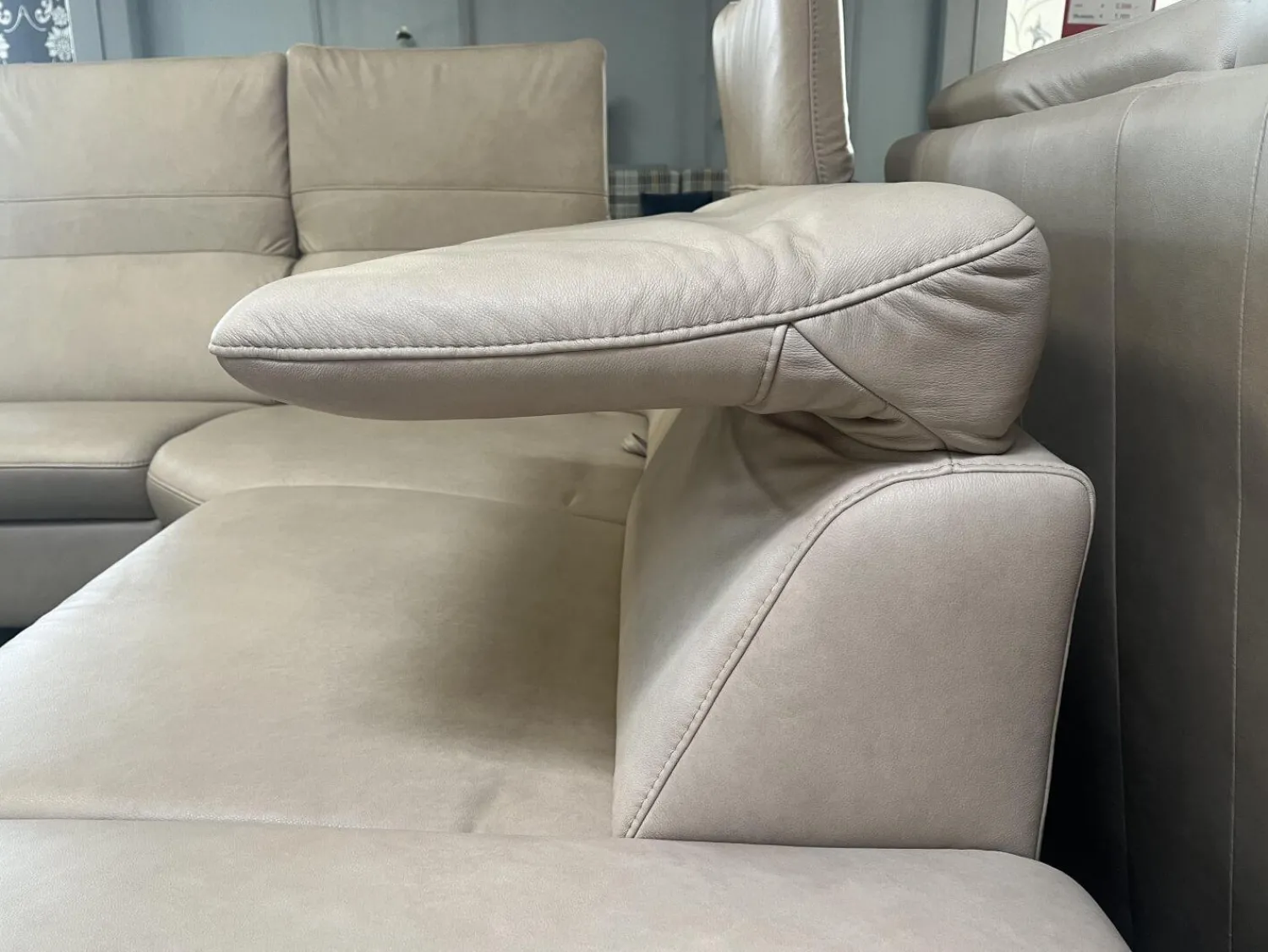 Polsteria Wohnlandschaften|Wohnlandschaft Amalfi Leder Evita Ecru Beige Grau Füße Metallkufe Schwarz Lackiert Mit Elektrische Relaxverstellung