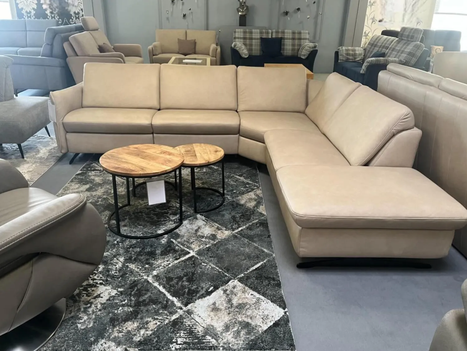 Polsteria Wohnlandschaften|Wohnlandschaft Amalfi Leder Evita Ecru Beige Grau Füße Metallkufe Schwarz Lackiert Mit Elektrische Relaxverstellung