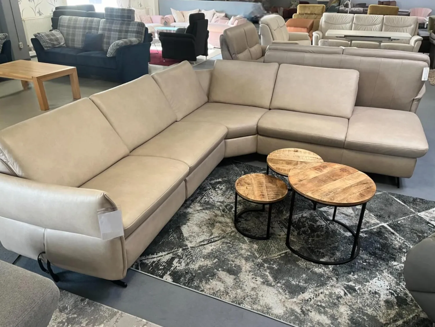 Polsteria Wohnlandschaften|Wohnlandschaft Amalfi Leder Evita Ecru Beige Grau Füße Metallkufe Schwarz Lackiert Mit Elektrische Relaxverstellung