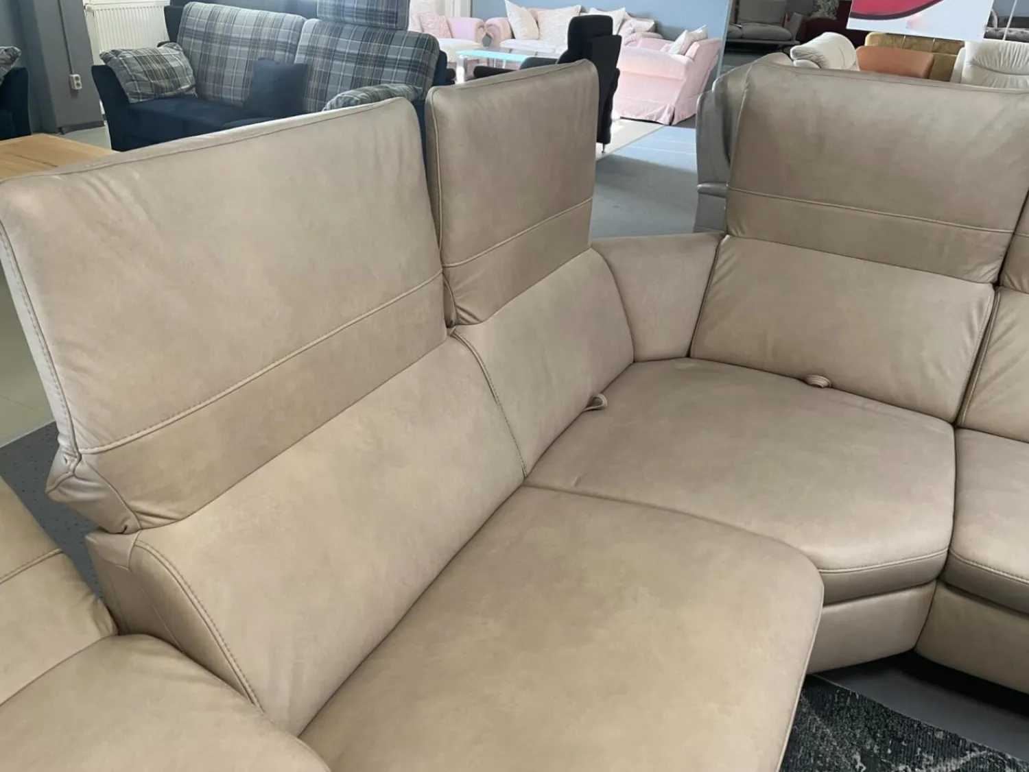 Polsteria Wohnlandschaften|Wohnlandschaft Amalfi Leder Evita Ecru Beige Grau Füße Metallkufe Schwarz Lackiert Mit Elektrische Relaxverstellung