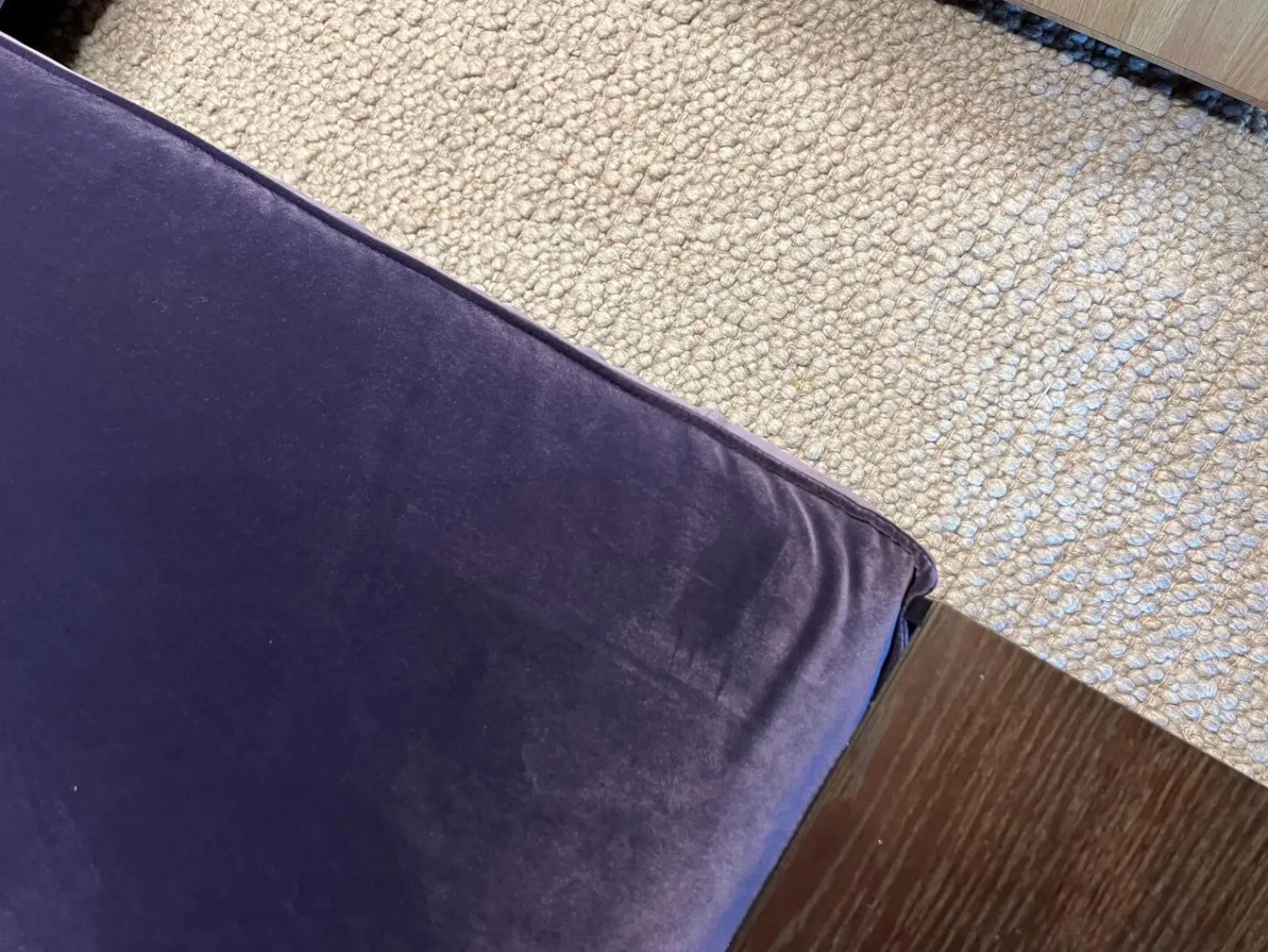 IP Design Wohnlandschaften|Wohnlandschaft Cube Lounge Stoff City Velvet Violett Füße Massivholz Schwarz Lackiert Mit Kopfstütze Und Kissen Inklusive Ablage