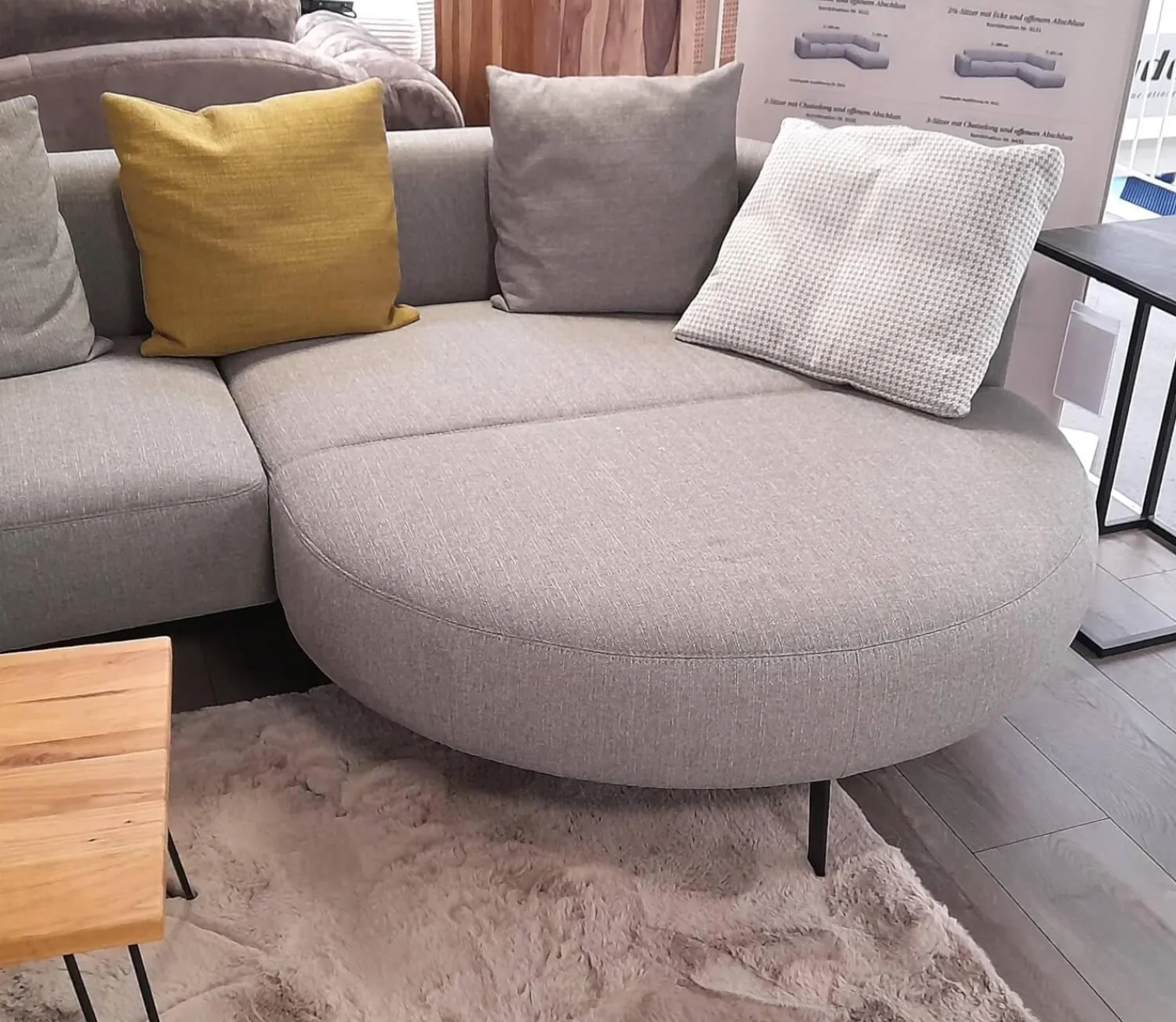 Ponsel Wohnlandschaften|Wohnlandschaft Garda Stoff 0634/08 & 1710/ 18 Grau Füße Schwarz Matt mit drehbarem Clubsessel