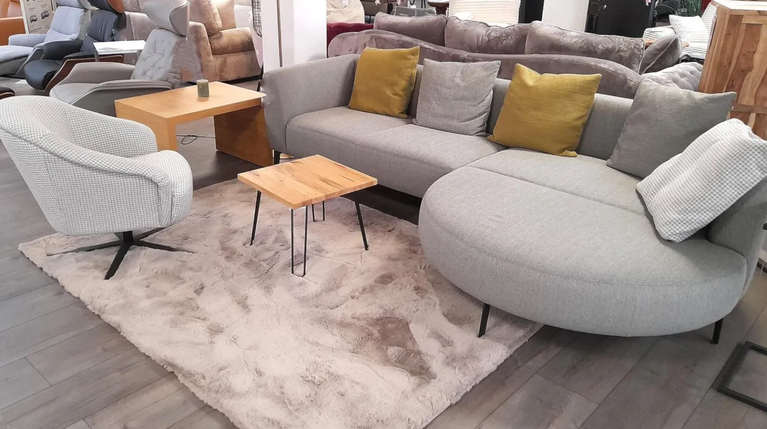 Ponsel Wohnlandschaften|Wohnlandschaft Garda Stoff 0634/08 & 1710/ 18 Grau Füße Schwarz Matt mit drehbarem Clubsessel