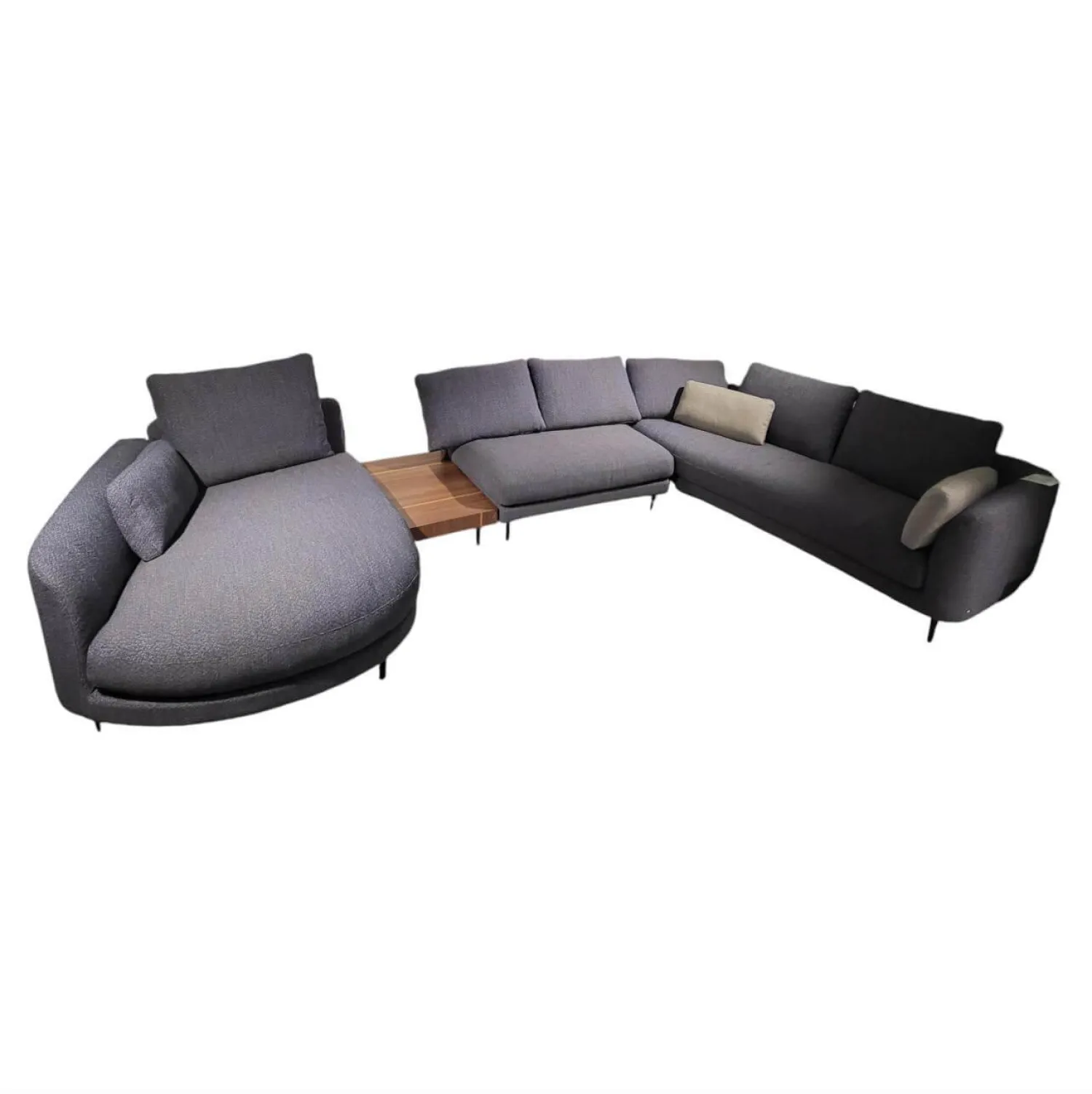 Rolf Benz Wohnlandschaften|Wohnlandschaft Kumo Stoff 17 705 Stahlblau Grau Fuß Aluminium Glatt RAL 9017 Verkehrsschwarz Mit Ablage Nussbaum Und Kissen