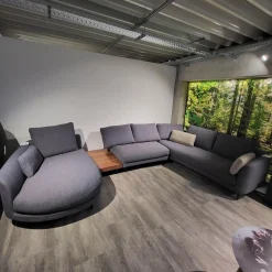 Rolf Benz Wohnlandschaften|Wohnlandschaft Kumo Stoff 17 705 Stahlblau Grau Fuß Aluminium Glatt RAL 9017 Verkehrsschwarz Mit Ablage Nussbaum Und Kissen