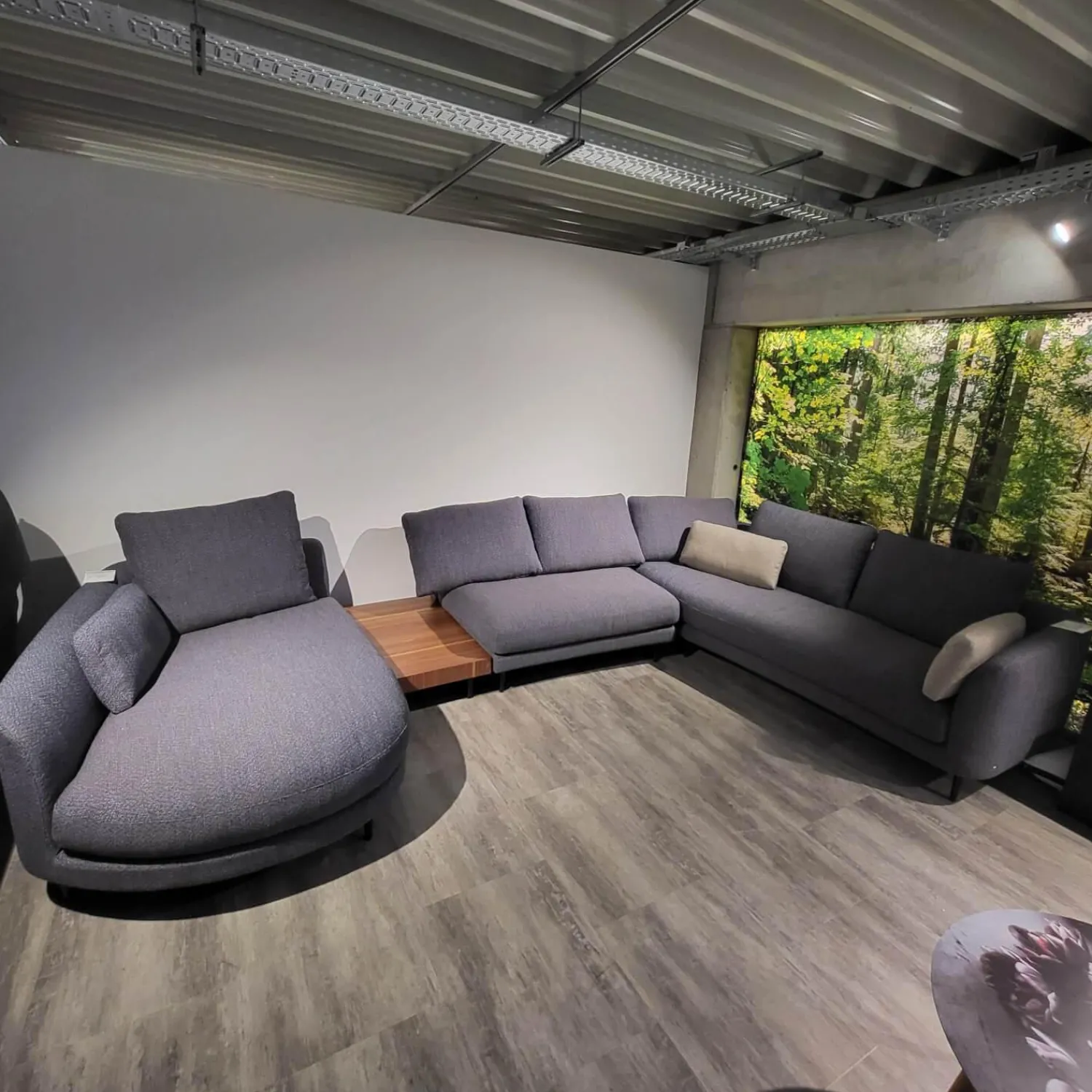 Rolf Benz Wohnlandschaften|Wohnlandschaft Kumo Stoff 17 705 Stahlblau Grau Fuß Aluminium Glatt RAL 9017 Verkehrsschwarz Mit Ablage Nussbaum Und Kissen