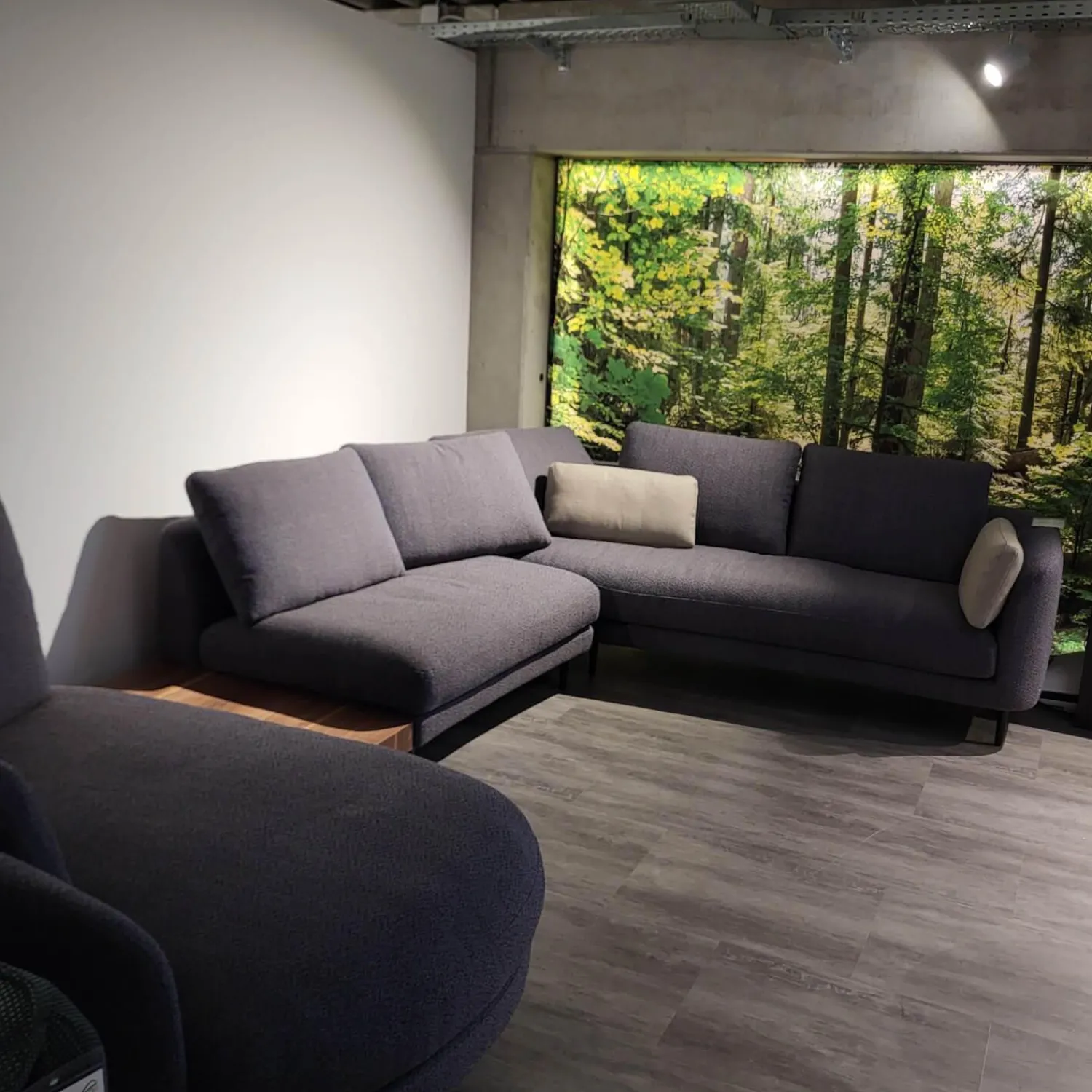 Rolf Benz Wohnlandschaften|Wohnlandschaft Kumo Stoff 17 705 Stahlblau Grau Fuß Aluminium Glatt RAL 9017 Verkehrsschwarz Mit Ablage Nussbaum Und Kissen