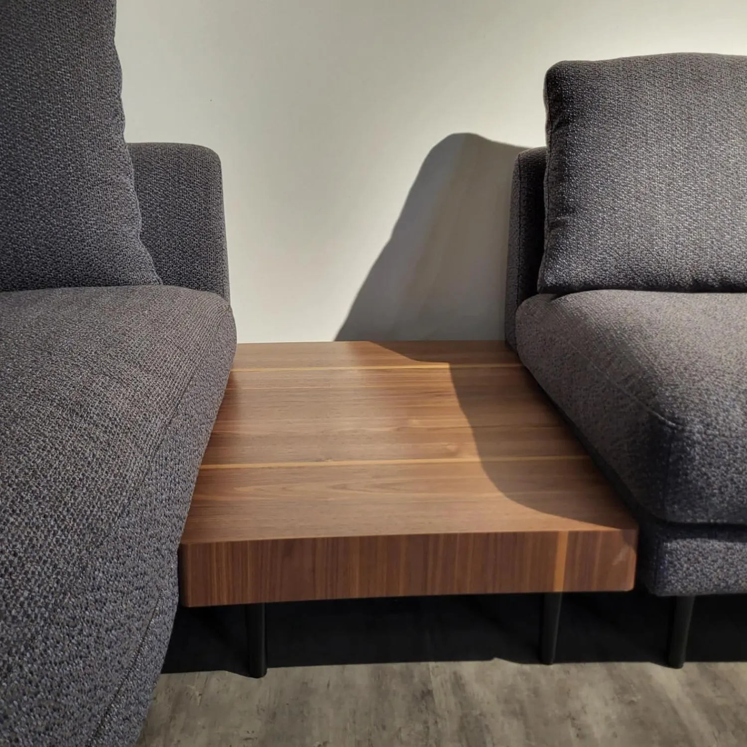 Rolf Benz Wohnlandschaften|Wohnlandschaft Kumo Stoff 17 705 Stahlblau Grau Fuß Aluminium Glatt RAL 9017 Verkehrsschwarz Mit Ablage Nussbaum Und Kissen