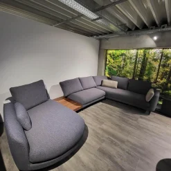 Rolf Benz Wohnlandschaften|Wohnlandschaft Kumo Stoff 17 705 Stahlblau Grau Fuß Aluminium Glatt RAL 9017 Verkehrsschwarz Mit Ablage Nussbaum Und Kissen