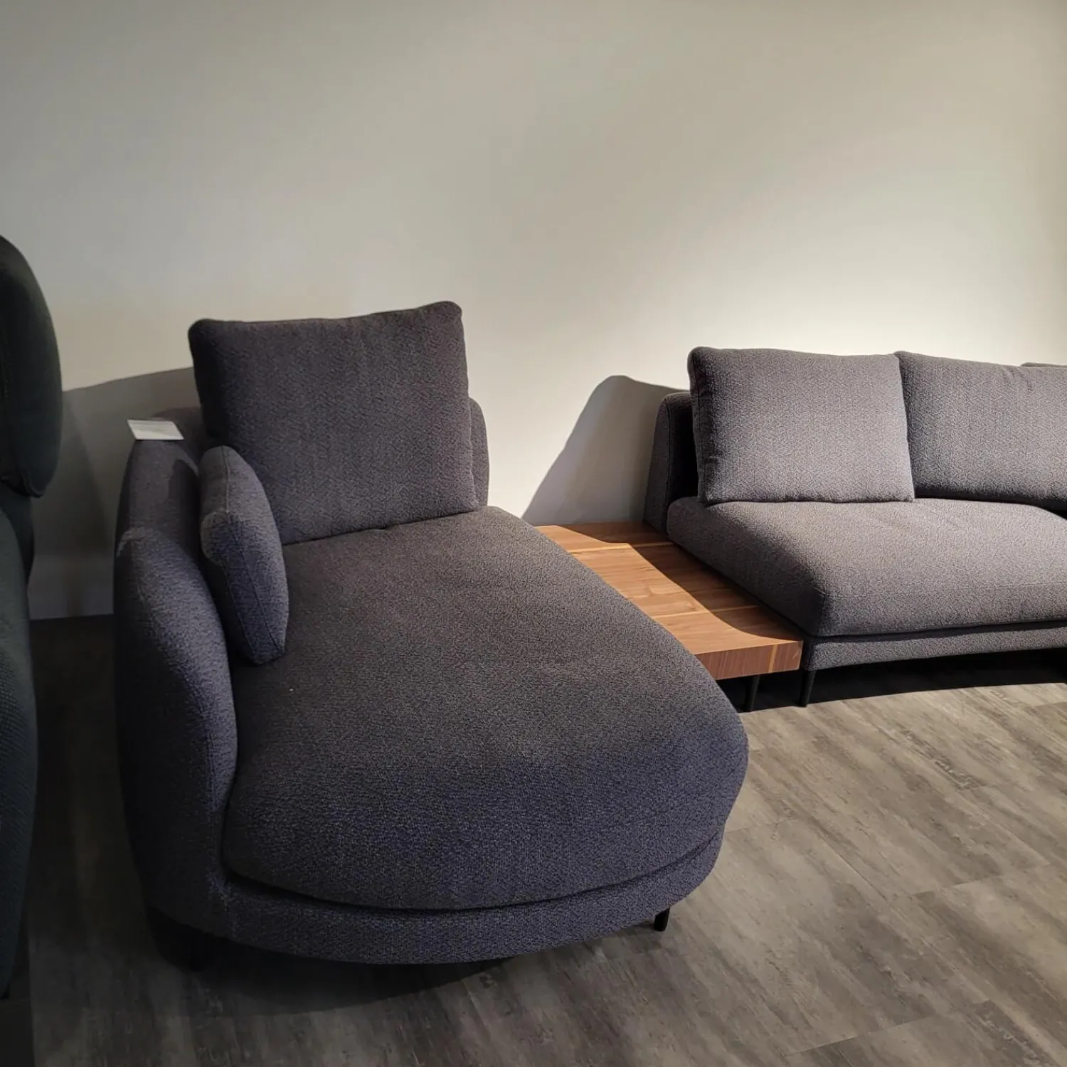 Rolf Benz Wohnlandschaften|Wohnlandschaft Kumo Stoff 17 705 Stahlblau Grau Fuß Aluminium Glatt RAL 9017 Verkehrsschwarz Mit Ablage Nussbaum Und Kissen