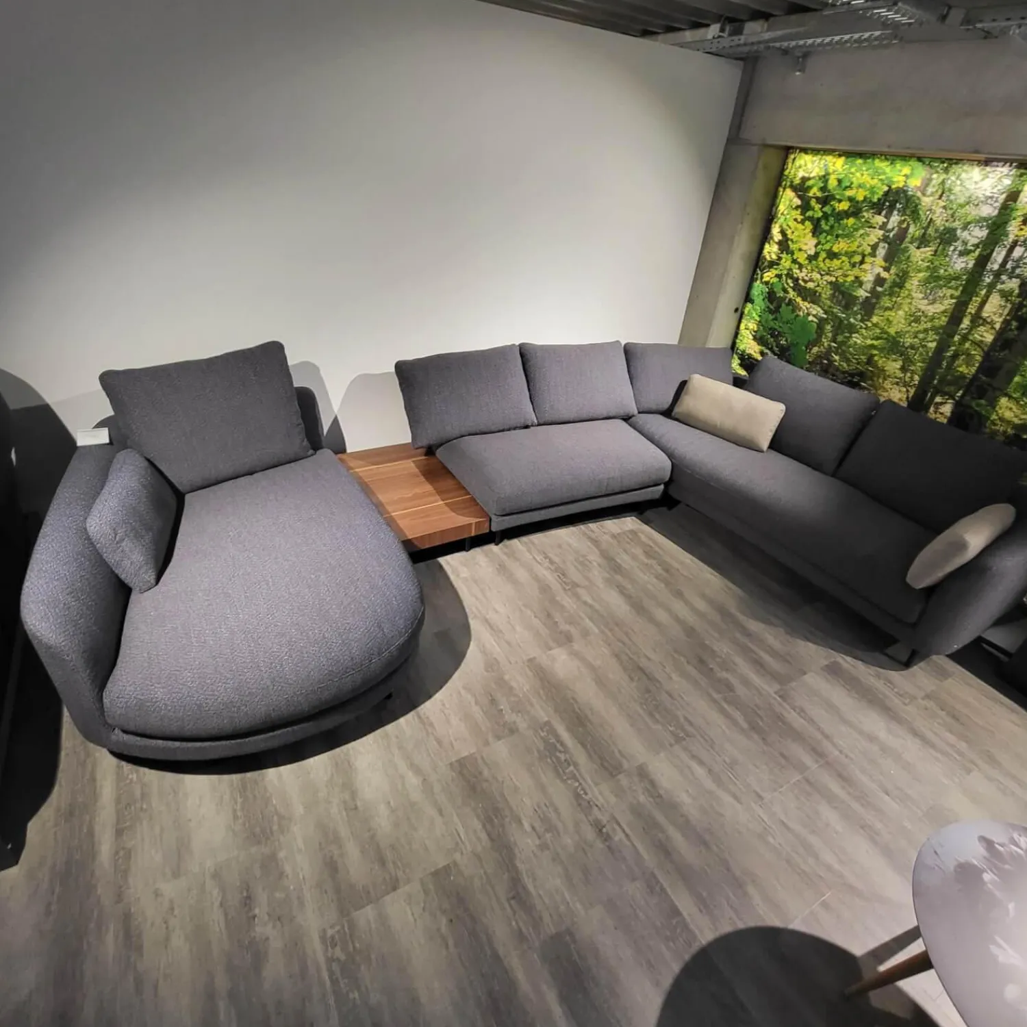 Rolf Benz Wohnlandschaften|Wohnlandschaft Kumo Stoff 17 705 Stahlblau Grau Fuß Aluminium Glatt RAL 9017 Verkehrsschwarz Mit Ablage Nussbaum Und Kissen