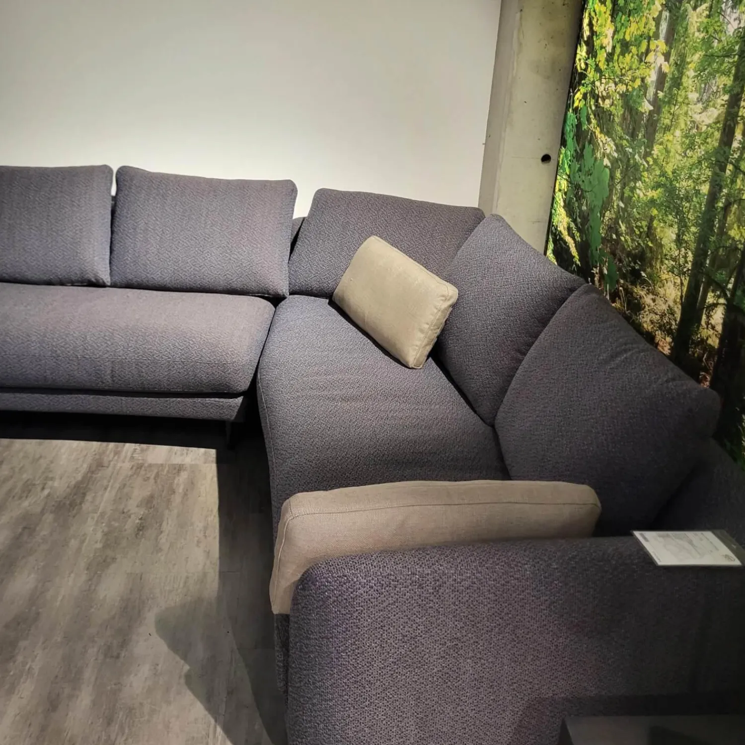 Rolf Benz Wohnlandschaften|Wohnlandschaft Kumo Stoff 17 705 Stahlblau Grau Fuß Aluminium Glatt RAL 9017 Verkehrsschwarz Mit Ablage Nussbaum Und Kissen