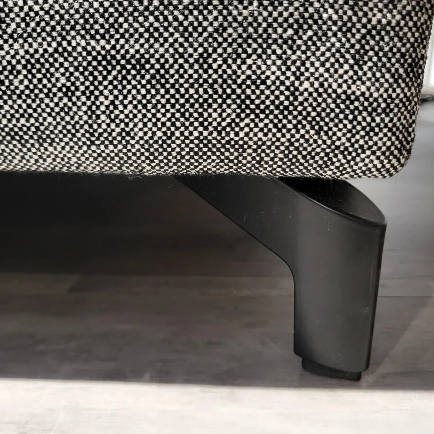Rolf Benz Wohnlandschaften|Wohnlandschaft Nuvola Textilgewebe Schwarz Weiß Gemischt Fuß Aluminium Verkehrsschwarz RAL 9017 Lackiert Mit Kissen