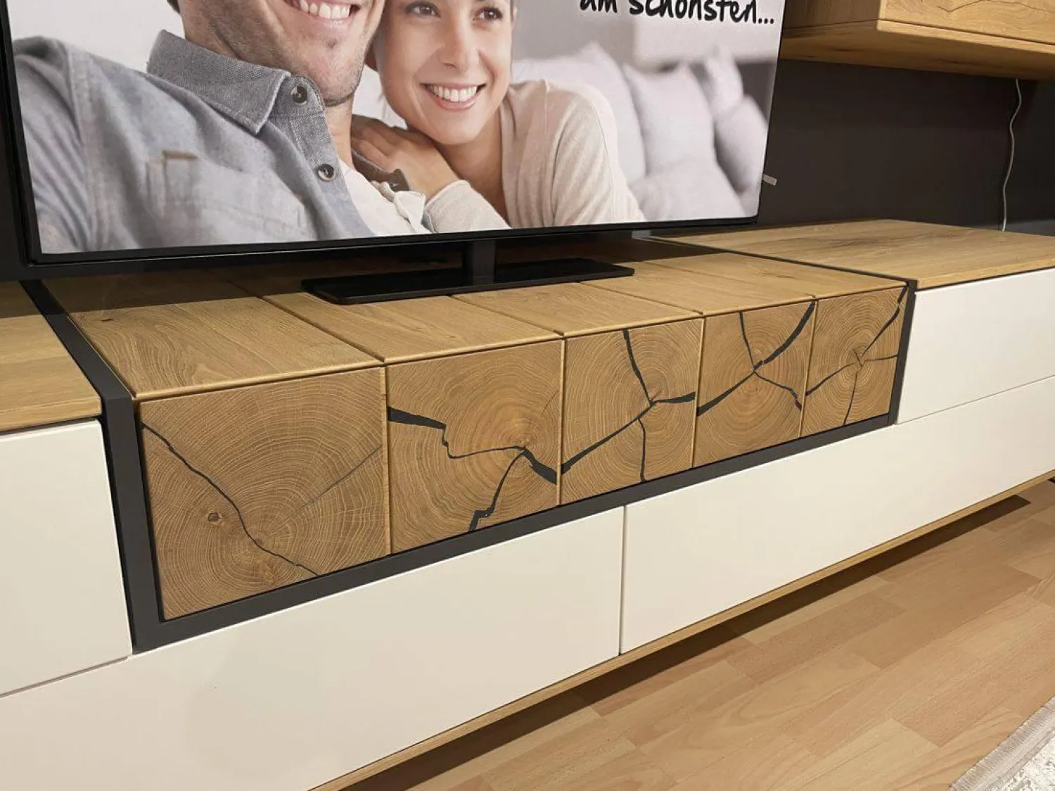 Die Hausmarke Wohnwände & Tv-Lowboards|Wohnwand 2106 Asteiche Hell Furniert Absetzung Mattlack Weiß Inklusive Beleuchtung