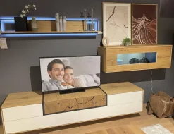 Die Hausmarke Wohnwände & Tv-Lowboards|Wohnwand 2106 Asteiche Hell Furniert Absetzung Mattlack Weiß Inklusive Beleuchtung